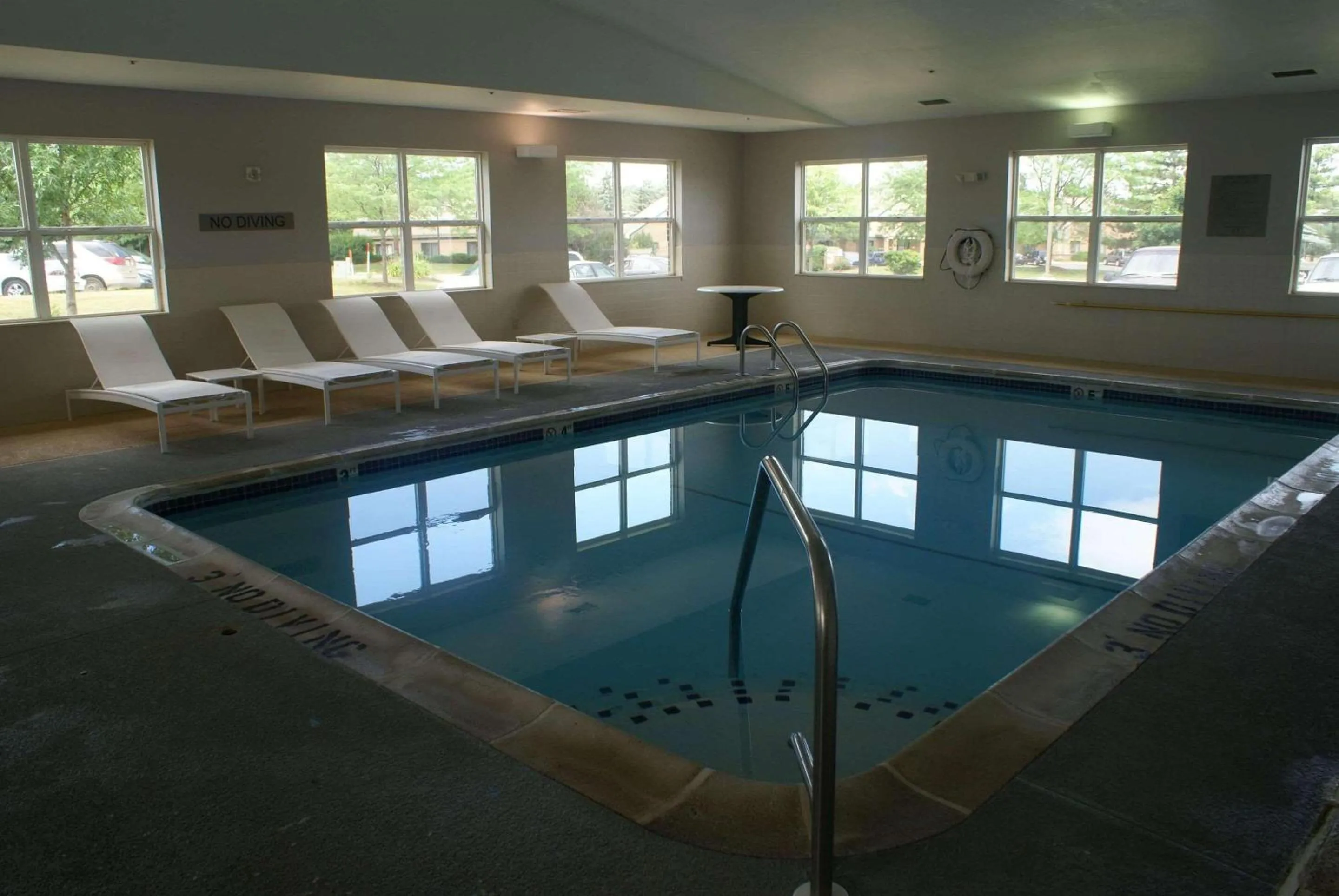 Swimming pool in Country Inn & Suites by Radisson, Lansing, MI