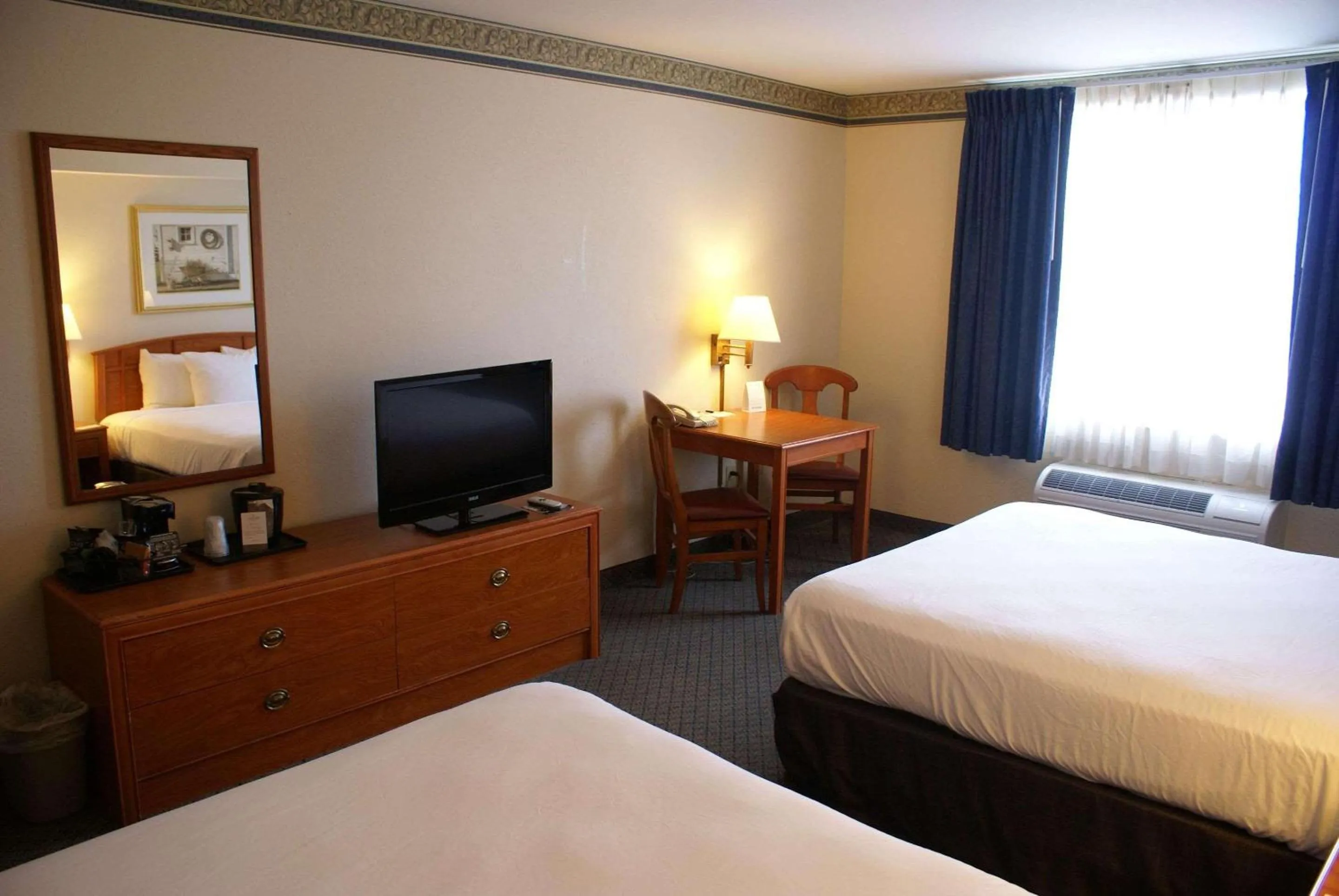 Bedroom, Bed in Country Inn & Suites by Radisson, Lansing, MI