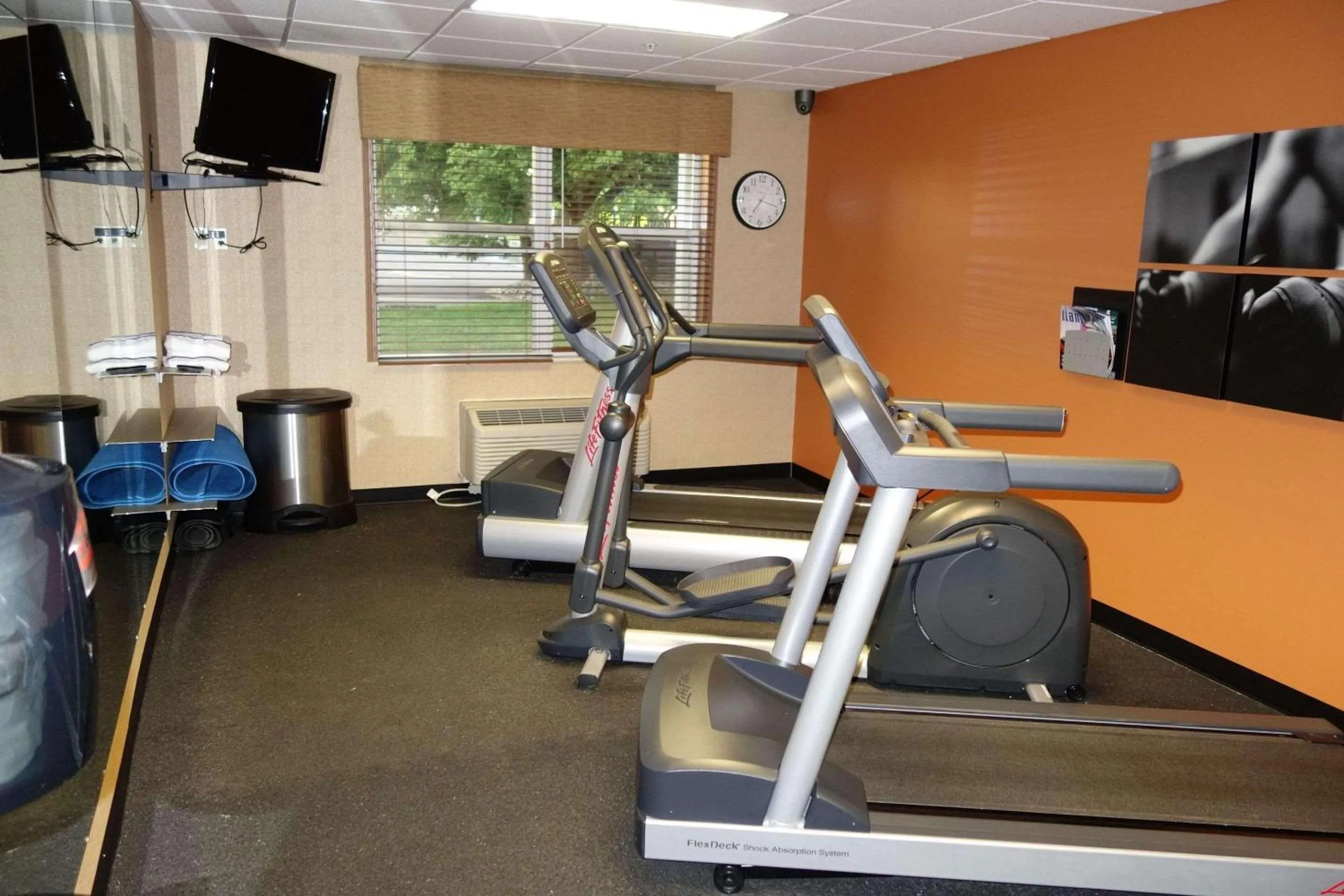 Fitness centre/facilities in Country Inn & Suites by Radisson, Lansing, MI