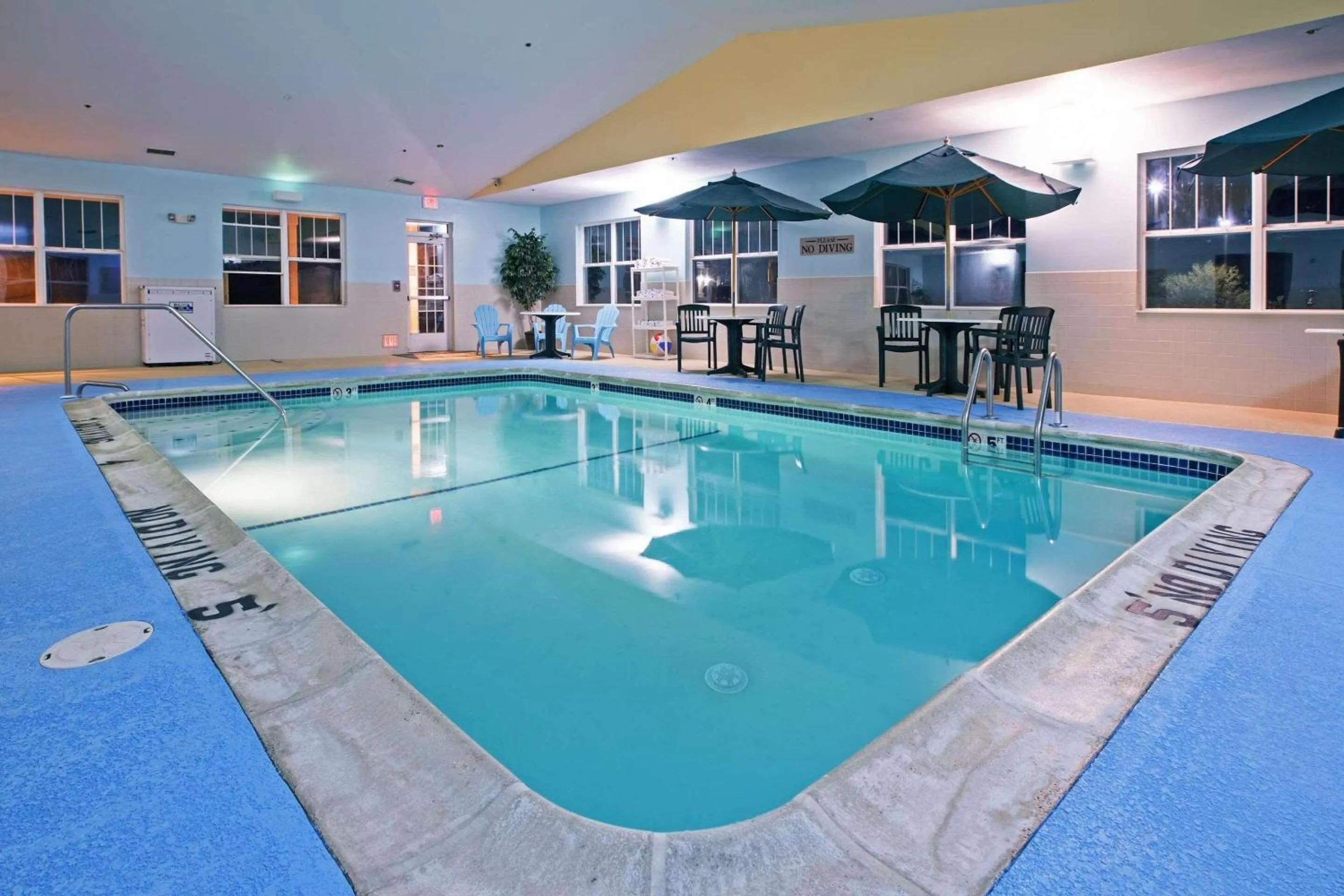 Swimming pool in Country Inn & Suites by Radisson, Lansing, MI