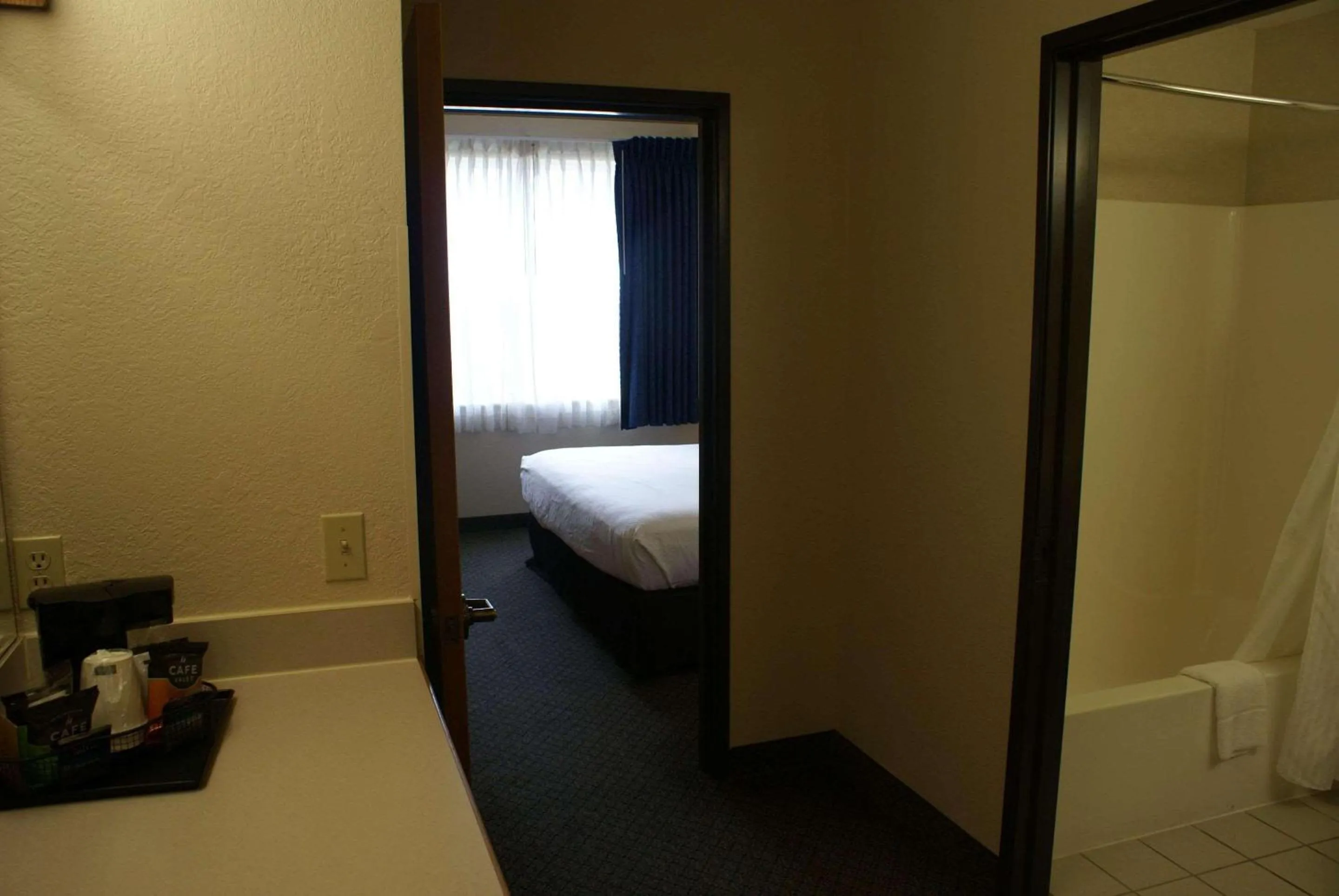 Bedroom, Bed in Country Inn & Suites by Radisson, Lansing, MI
