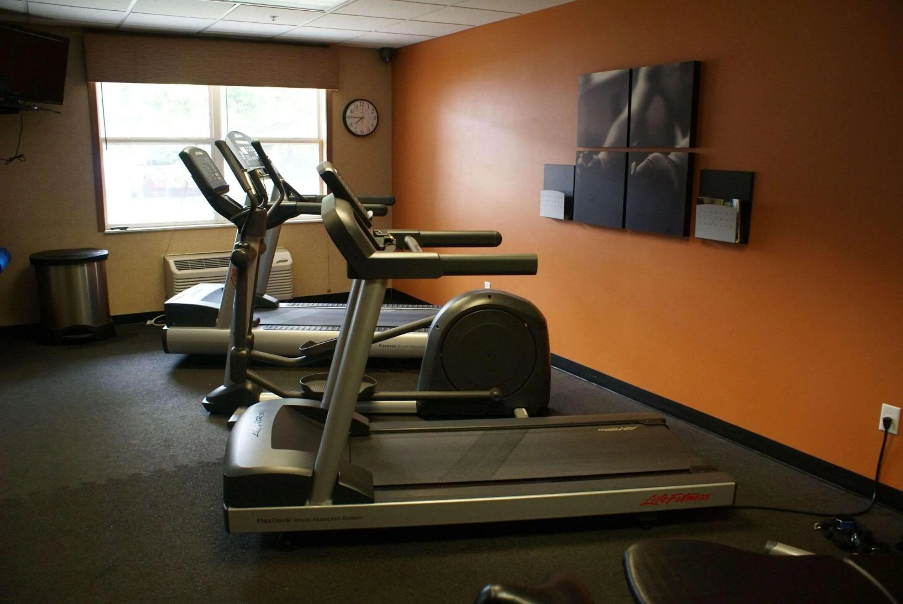 Fitness centre/facilities in Country Inn & Suites by Radisson, Lansing, MI