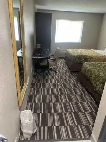 Bed in Rodeway Inn Bed in Rodeway Inn