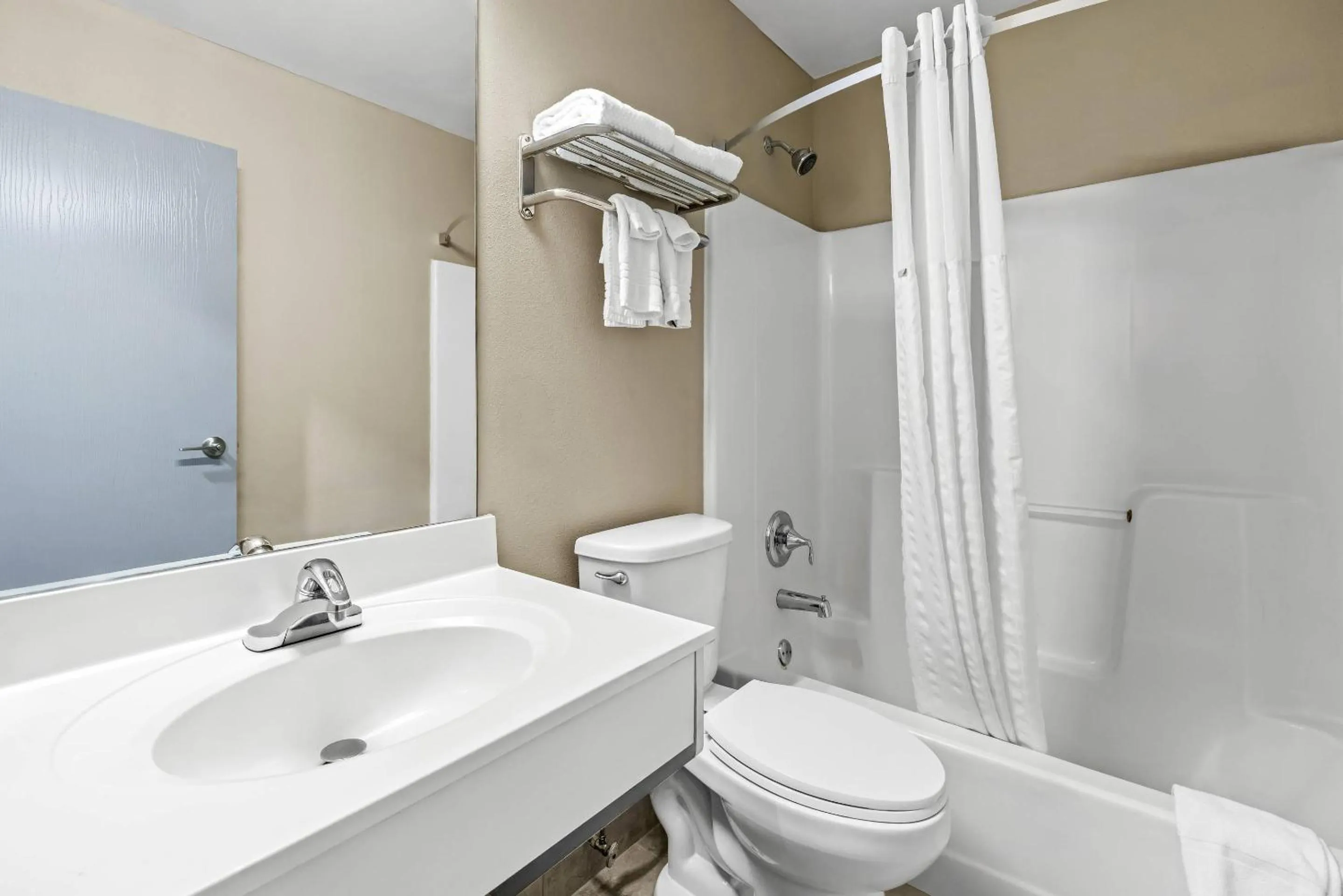 Bedroom in Rodeway Inn