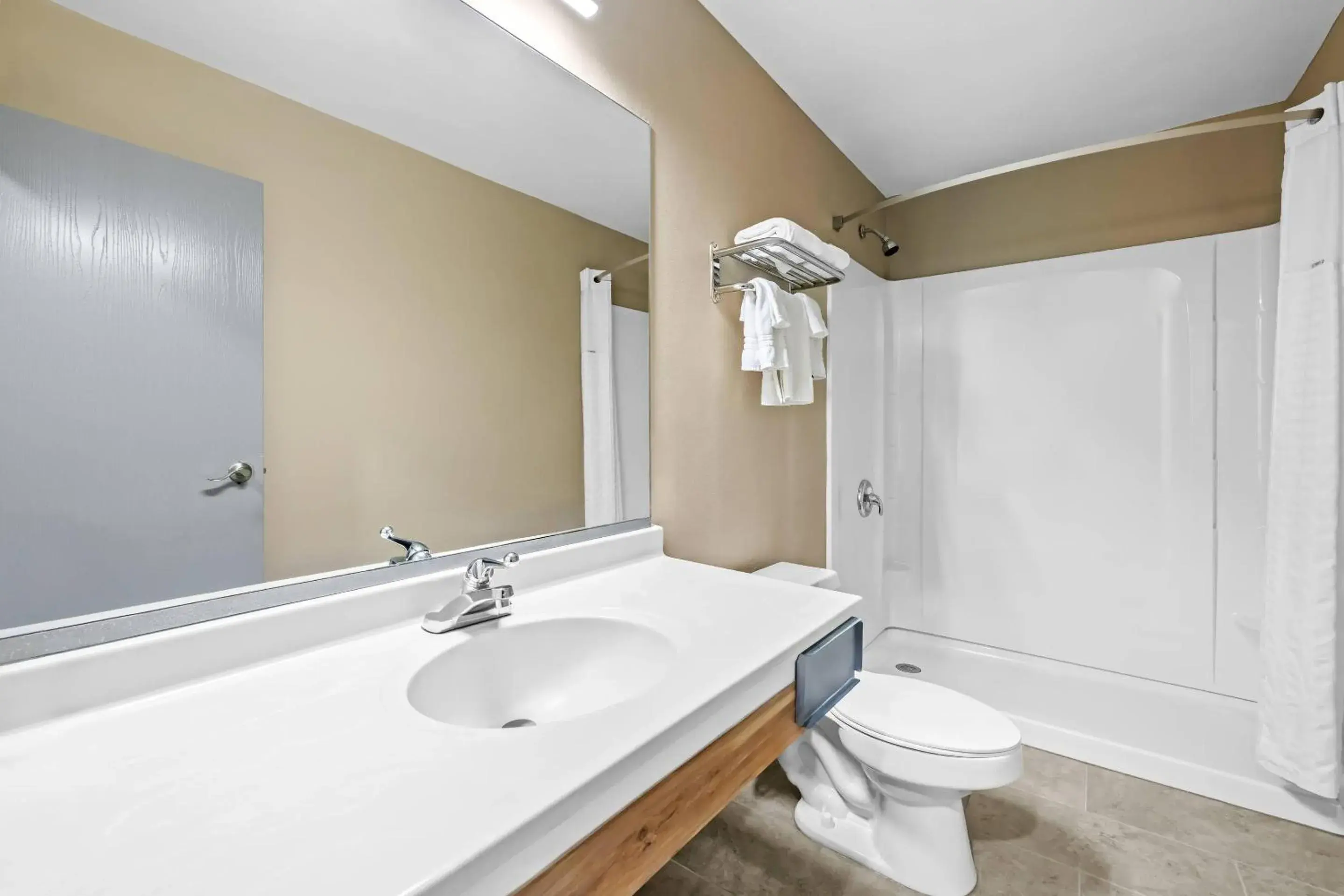 Bedroom in Rodeway Inn Bedroom in Rodeway Inn