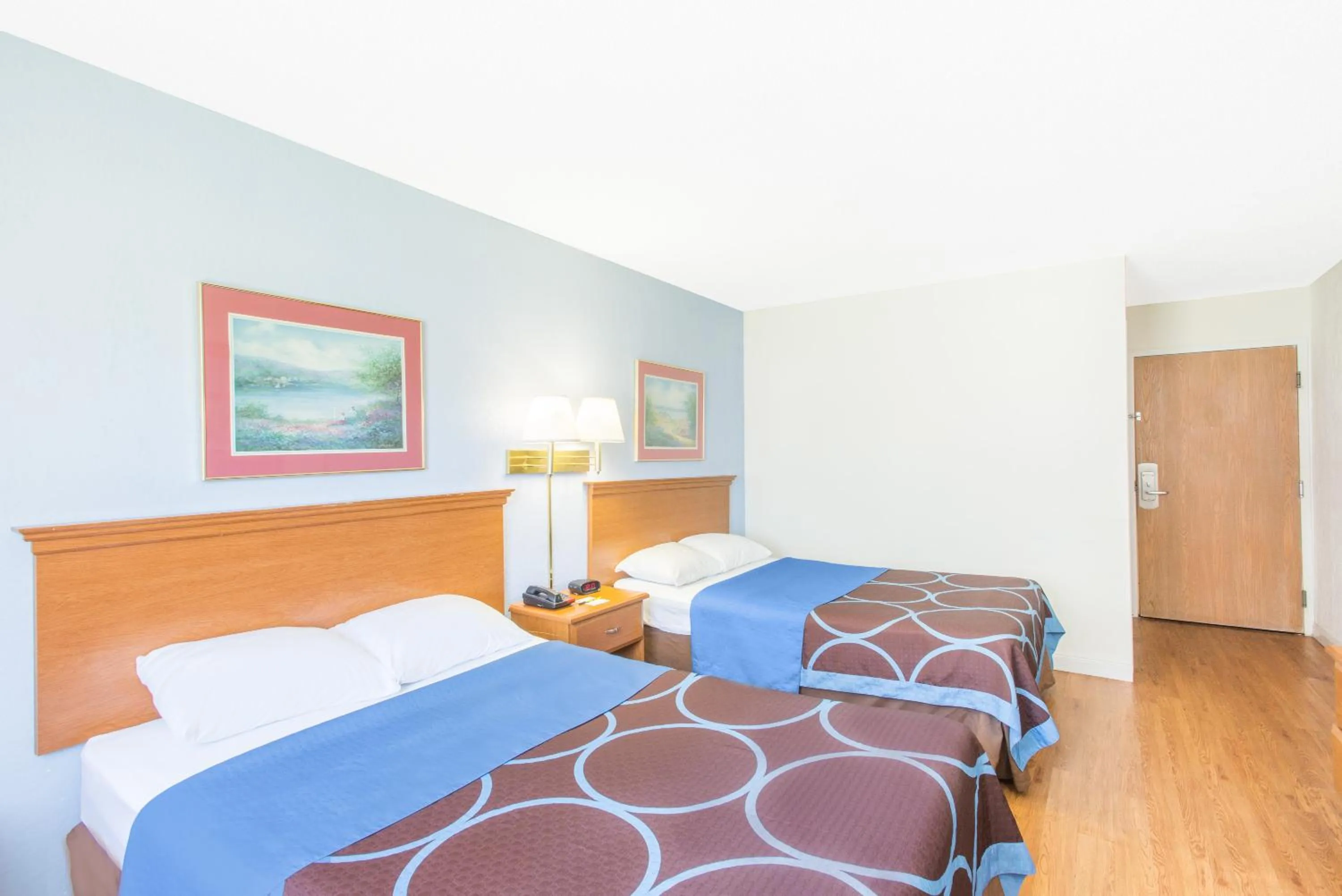 Photo of the whole room in Super 8 by Wyndham Webster/Rochester