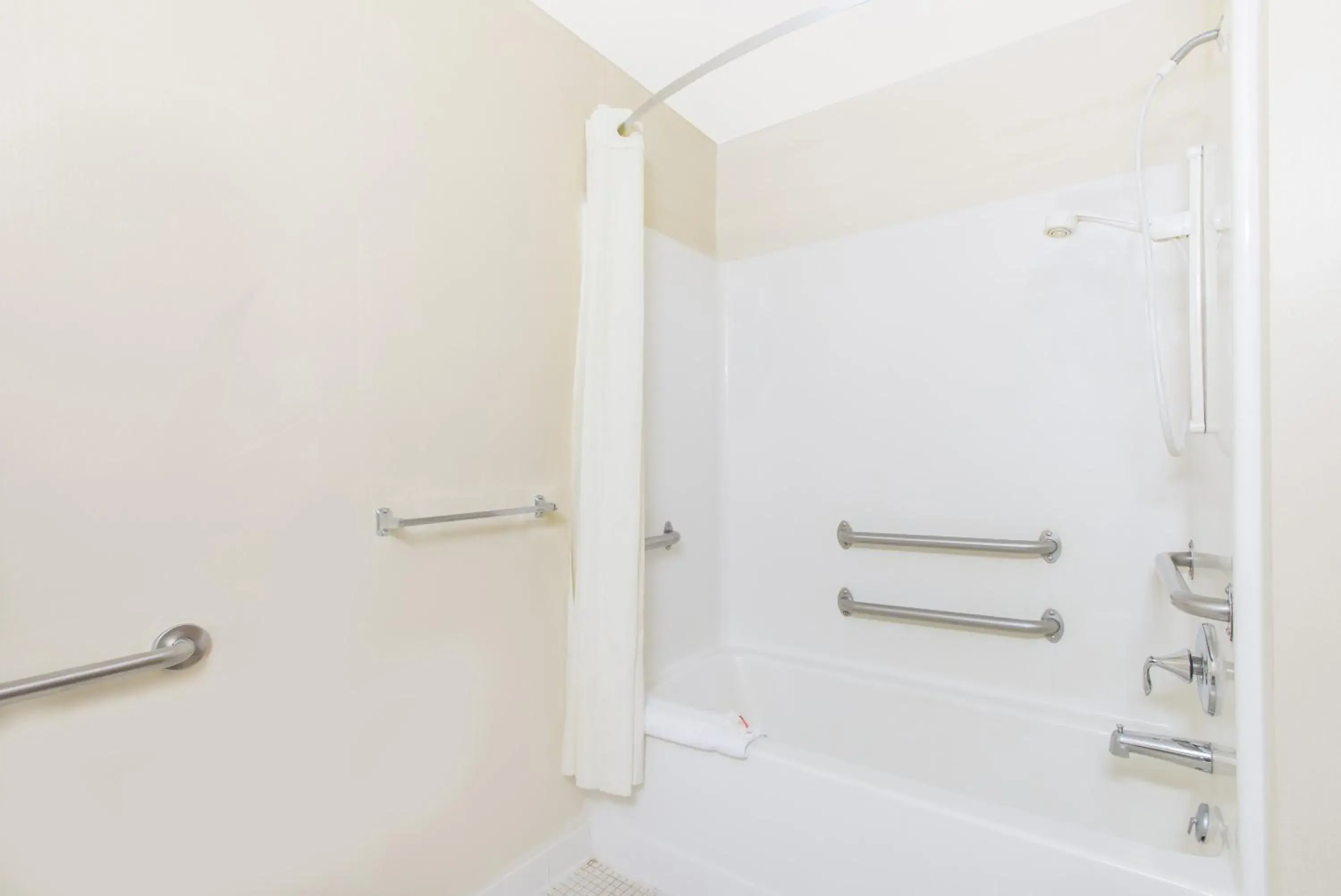 1 Double Bed, Mobility/Hearing Accessible Room, Bathtub w/Grab Bars, Non-Smoking in Super 8 by Wyndham Webster/Rochester 1 Double Bed, Mobility/Hearing Accessible Room, Bathtub w/Grab Bars, Non-Smoking in Super 8 by Wyndham Webster/Rochester