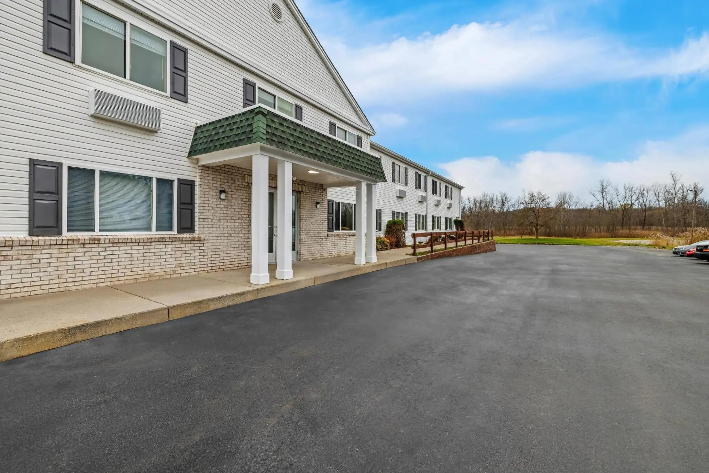 Property building in Rodeway Inn Property building in Rodeway Inn