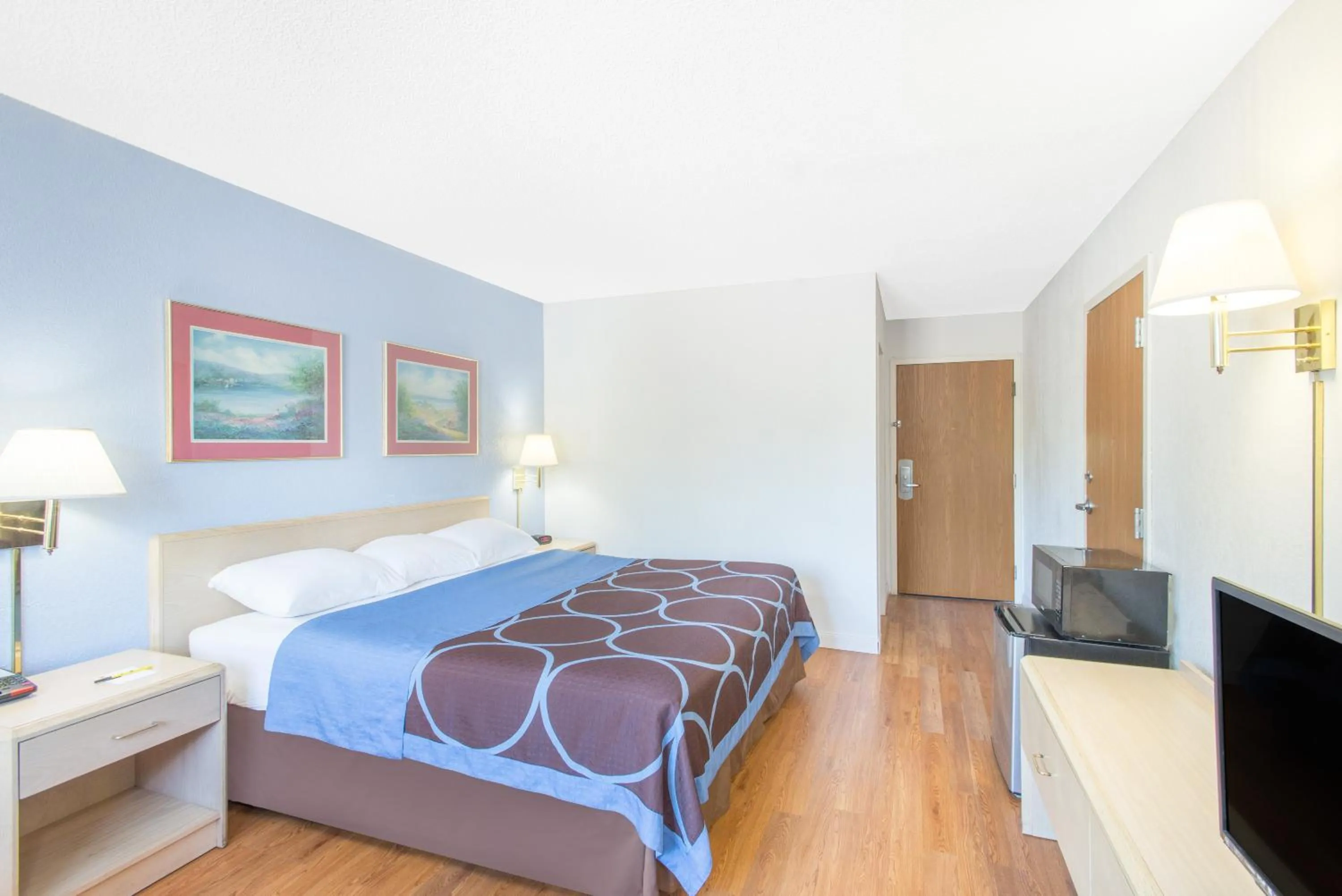 Photo of the whole room in Super 8 by Wyndham Webster/Rochester