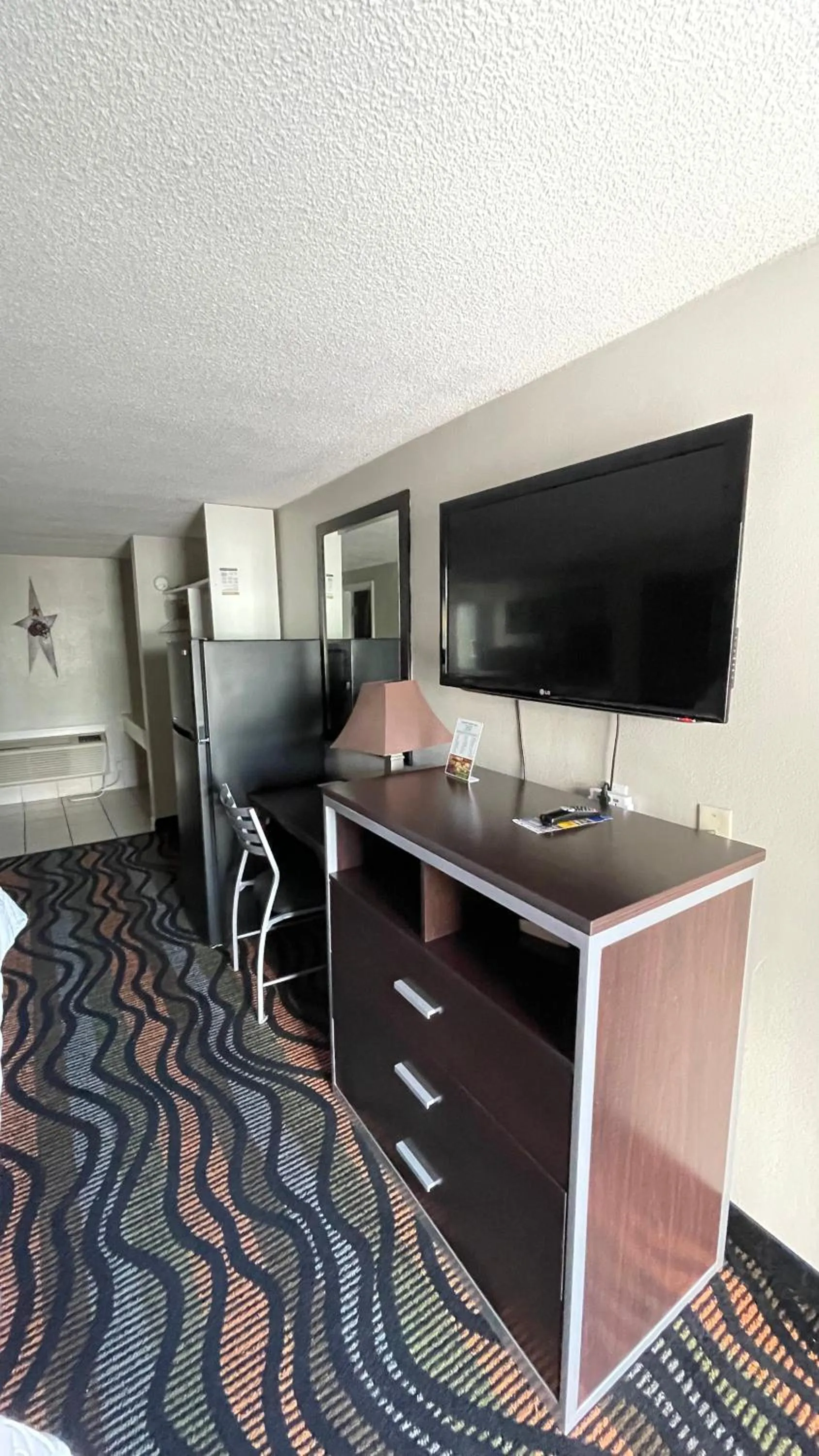TV and multimedia in Country Town N' Suites