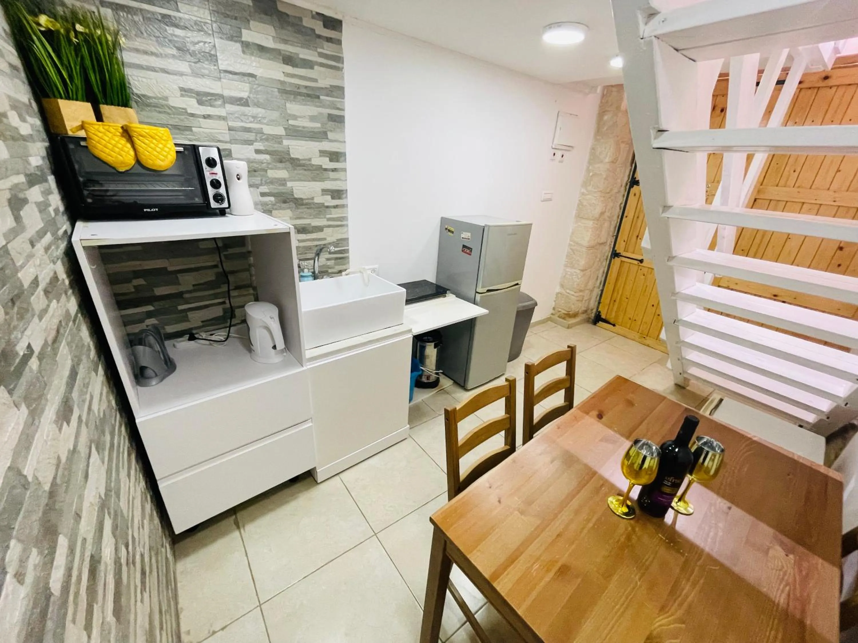 Kitchen or kitchenette, Dining Area in Zimmer in old City