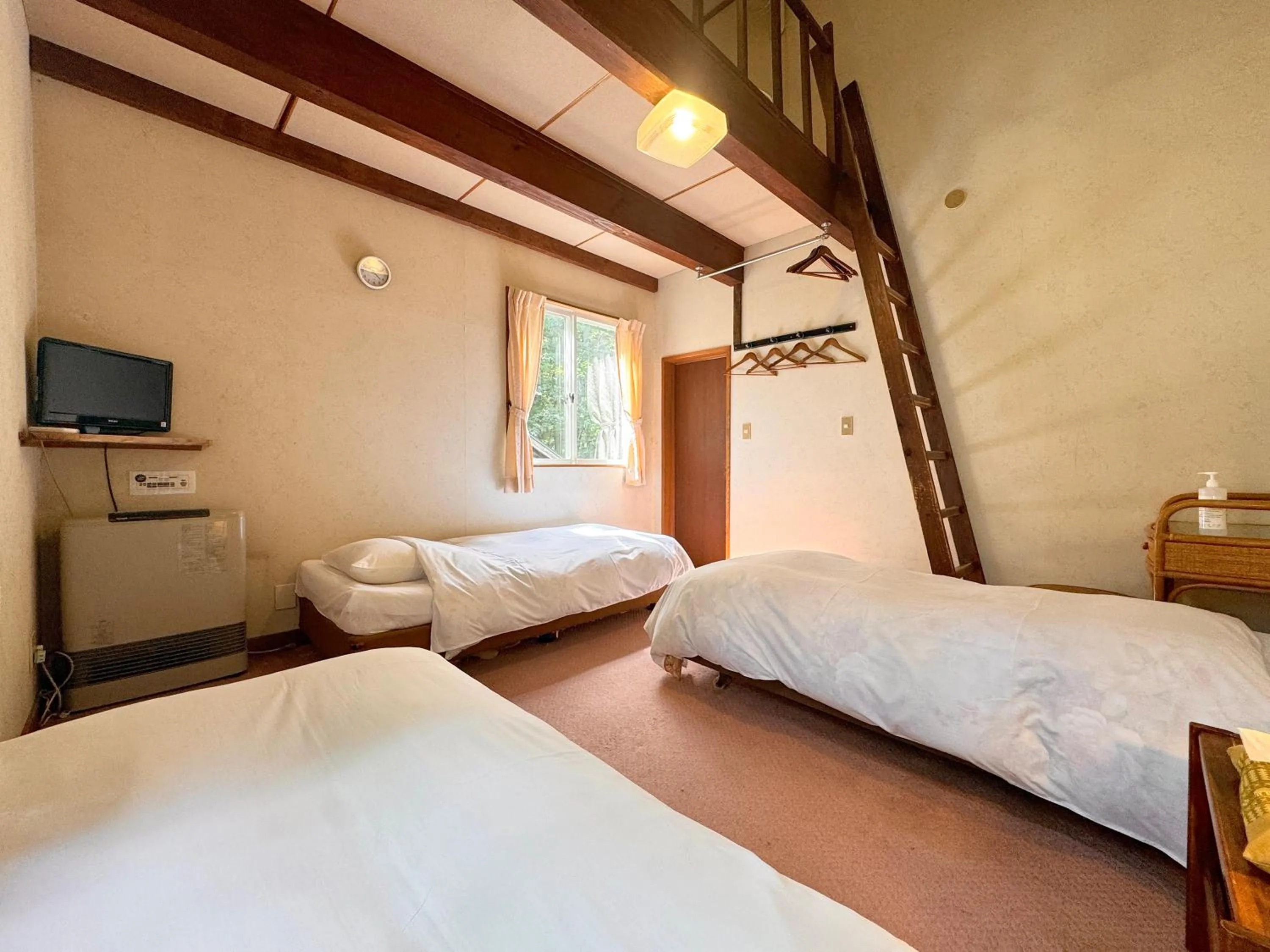 Photo of the whole room, Bed in Rantanrirun ランタンリルン