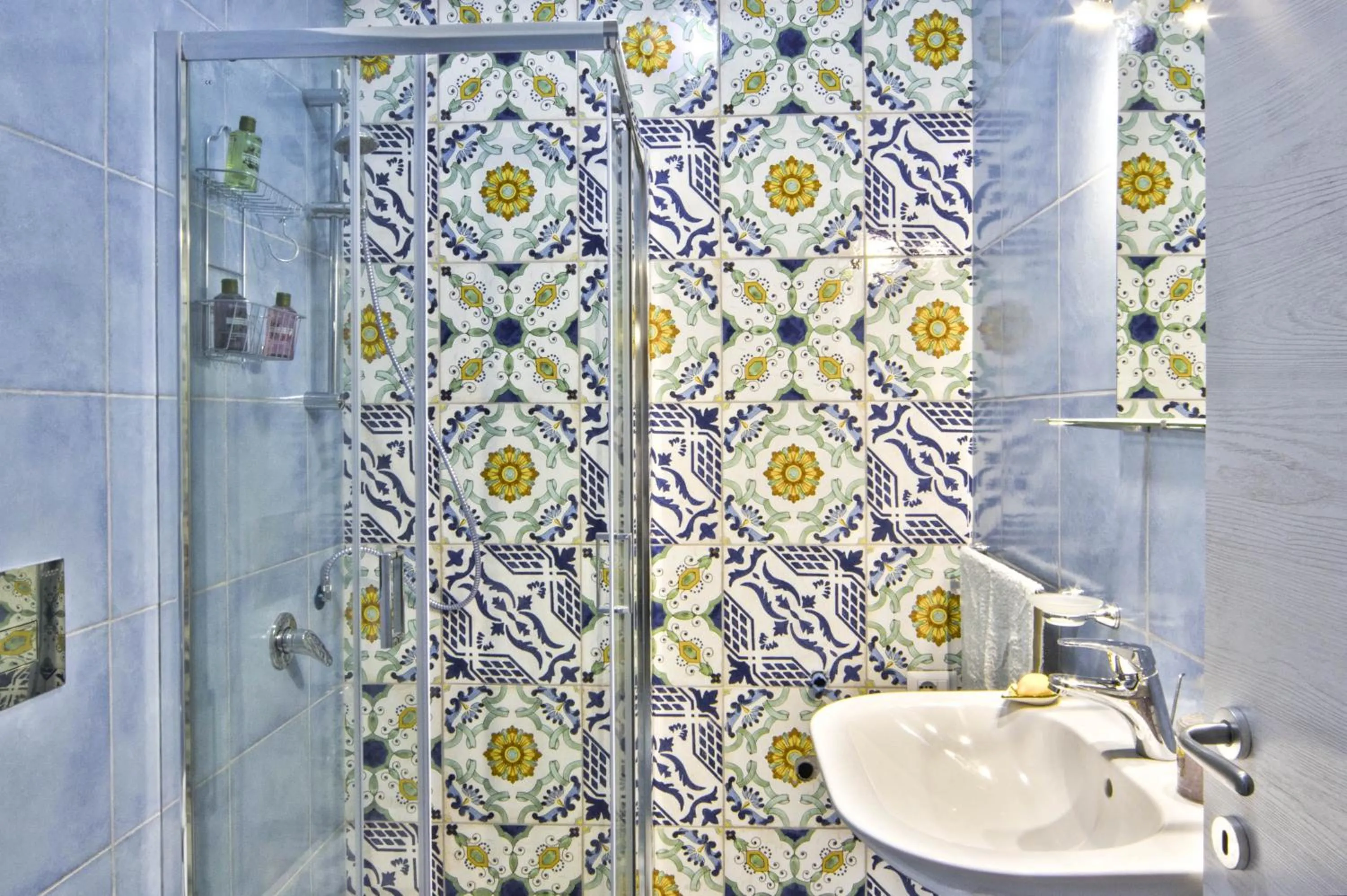 Shower in GOCCE VILLAS - Il Limoncello Historical center of Naples