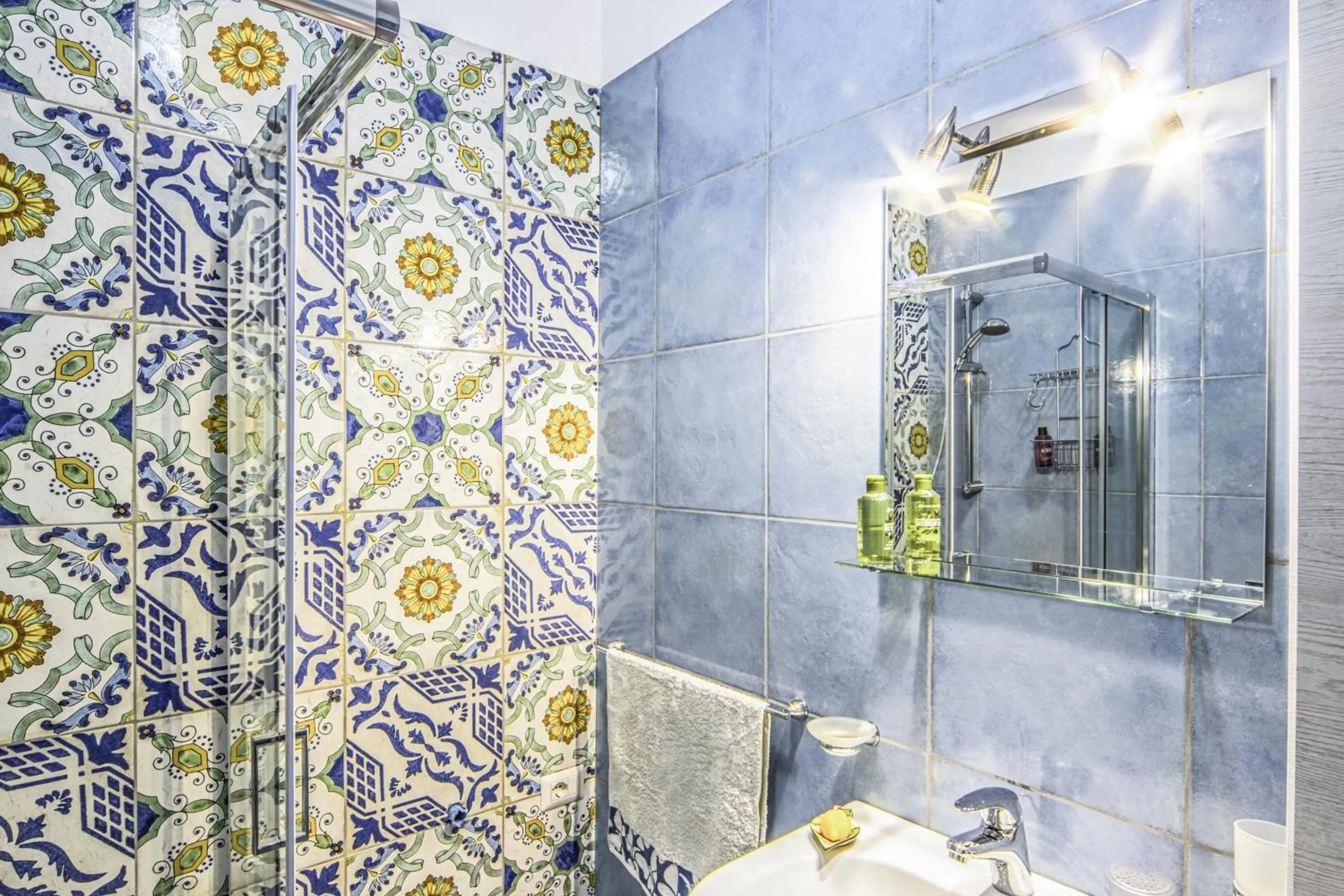 Shower in GOCCE VILLAS - Il Limoncello Historical center of Naples
