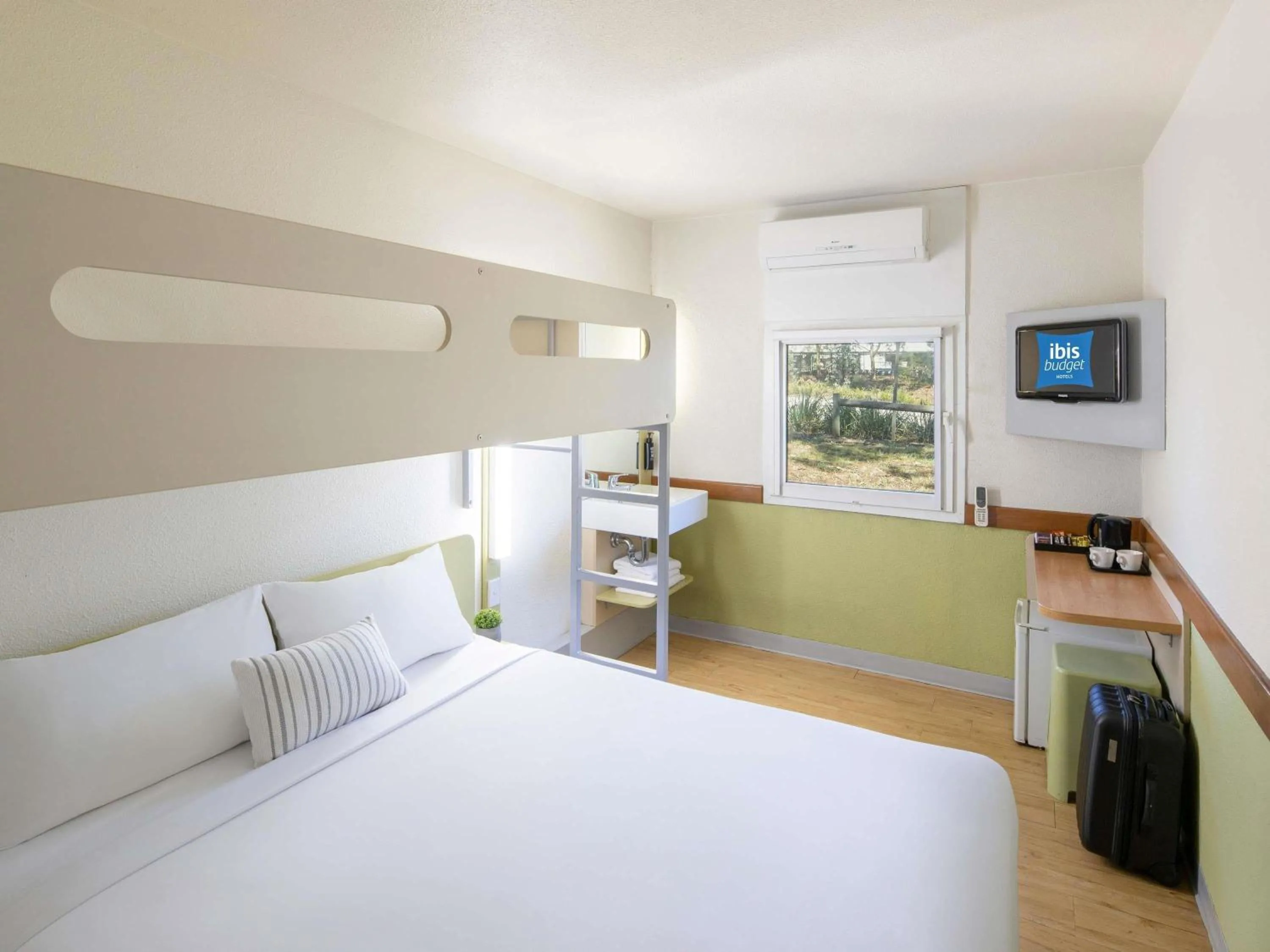 Bedroom, Bed in ibis Budget Canberra