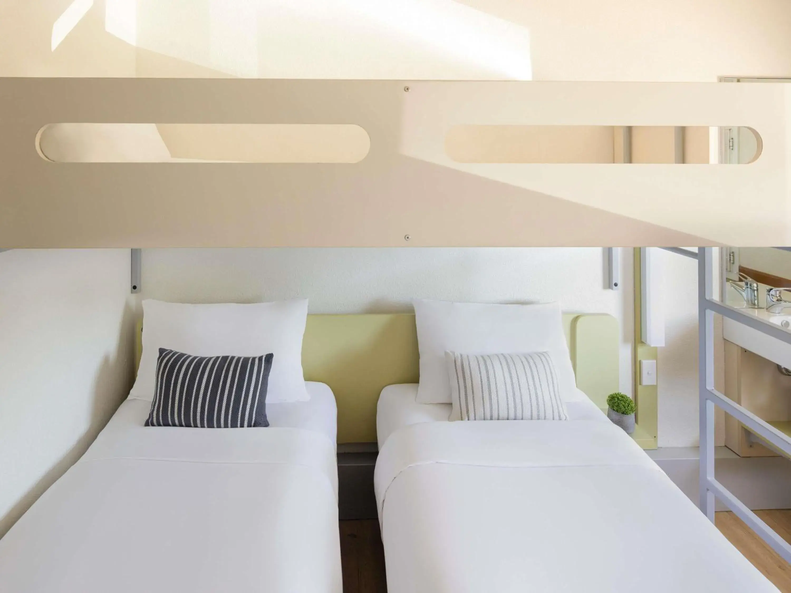 Triple Room with Single Beds in ibis Budget Canberra Triple Room with Single Beds in ibis Budget Canberra