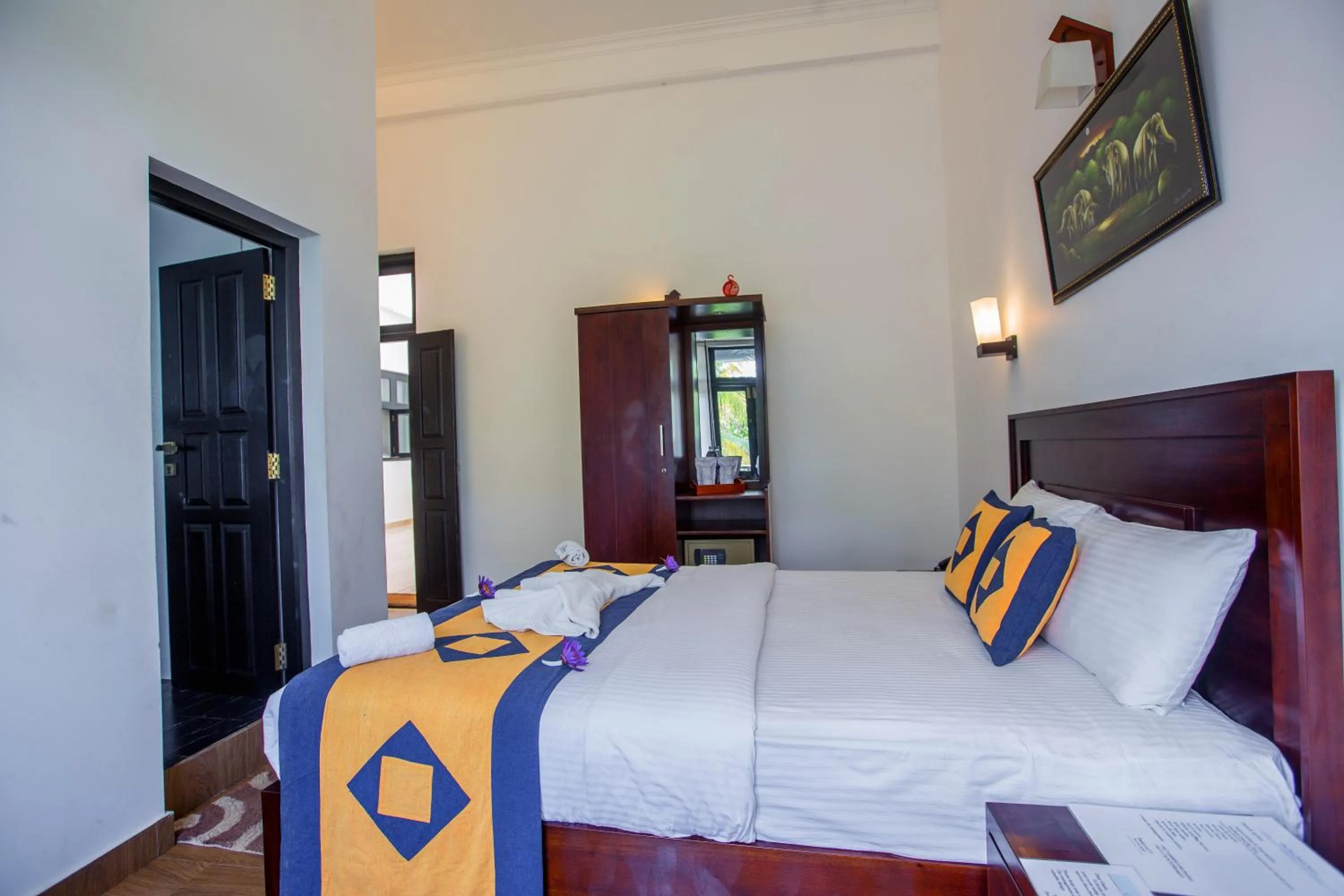 Library, Bed in Villa Tissa Beach Resort