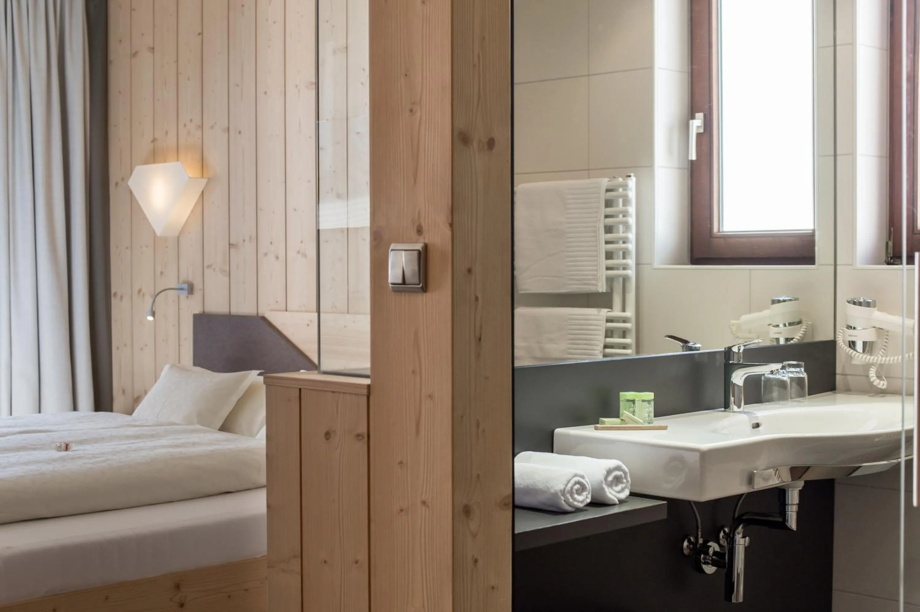 Bathroom, Bed in Hotel Garni Pirchhütt