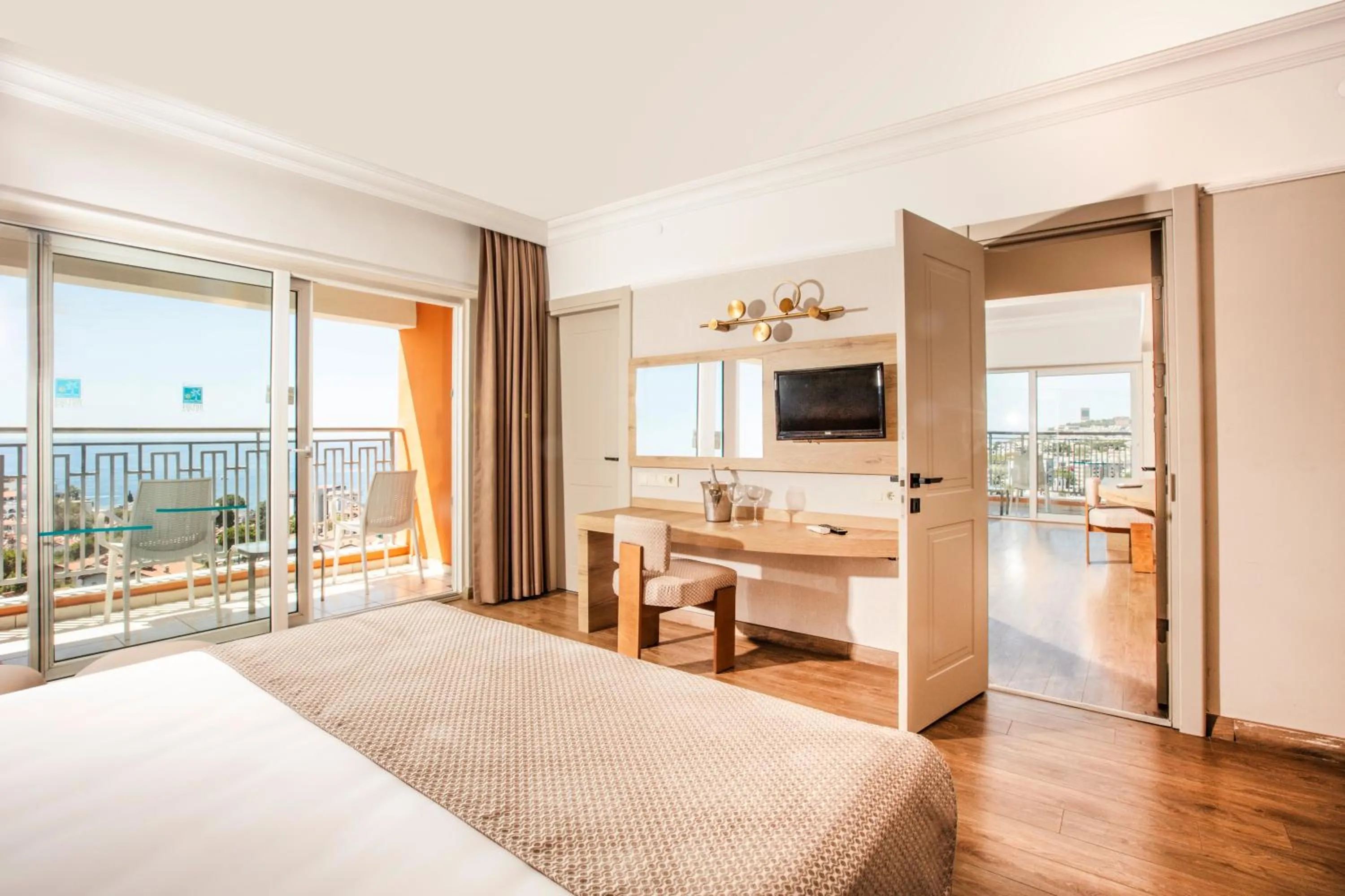 Photo of the whole room, Bed in Palmin Hotel