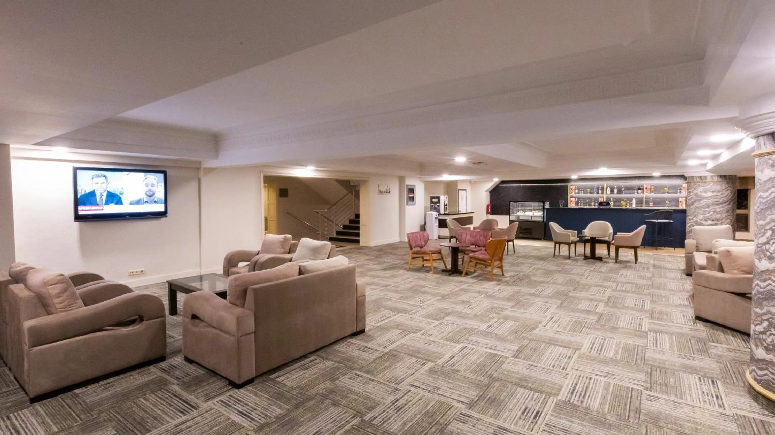 Communal lounge/ TV room in Palmin Hotel