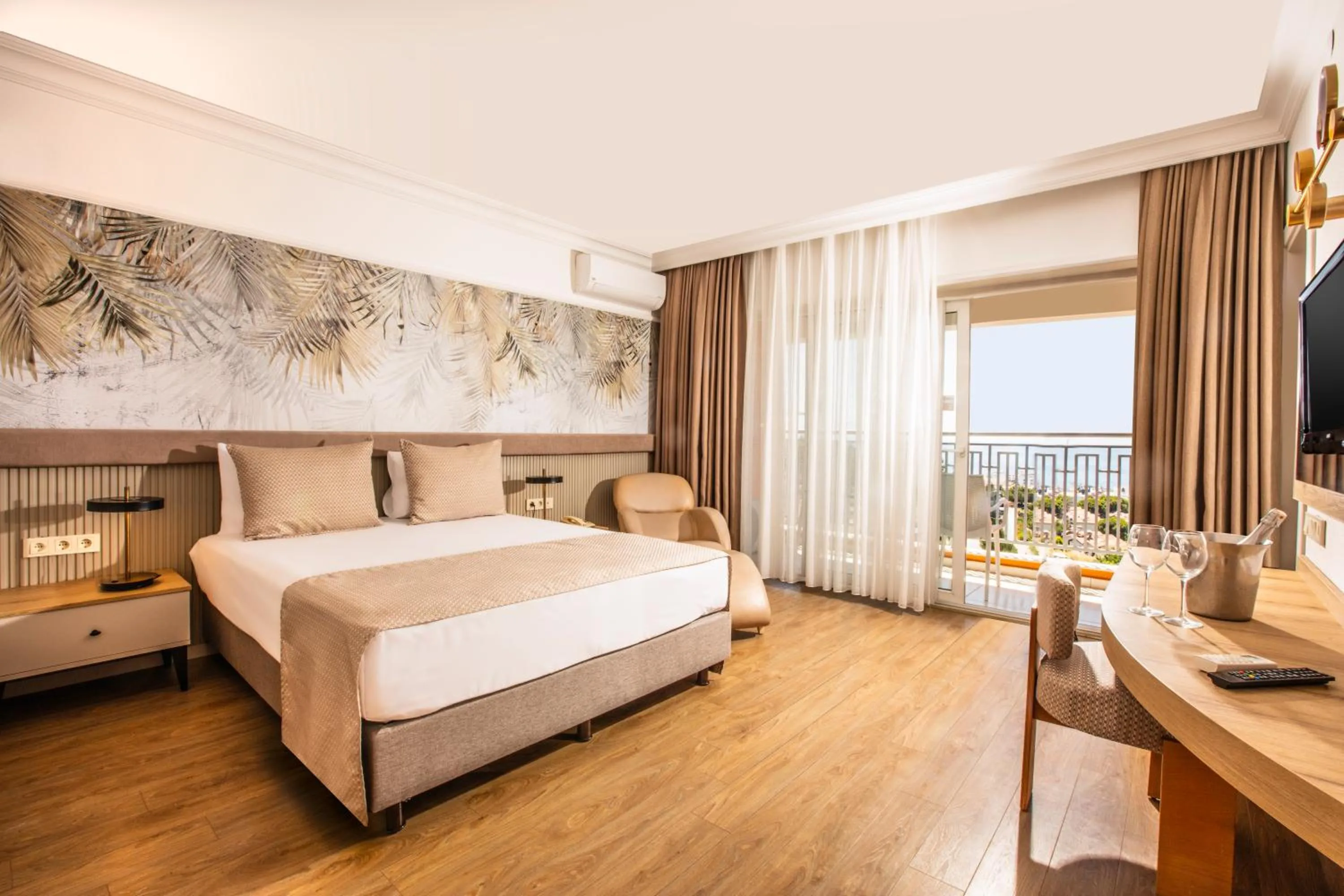 Photo of the whole room, Bed in Palmin Hotel