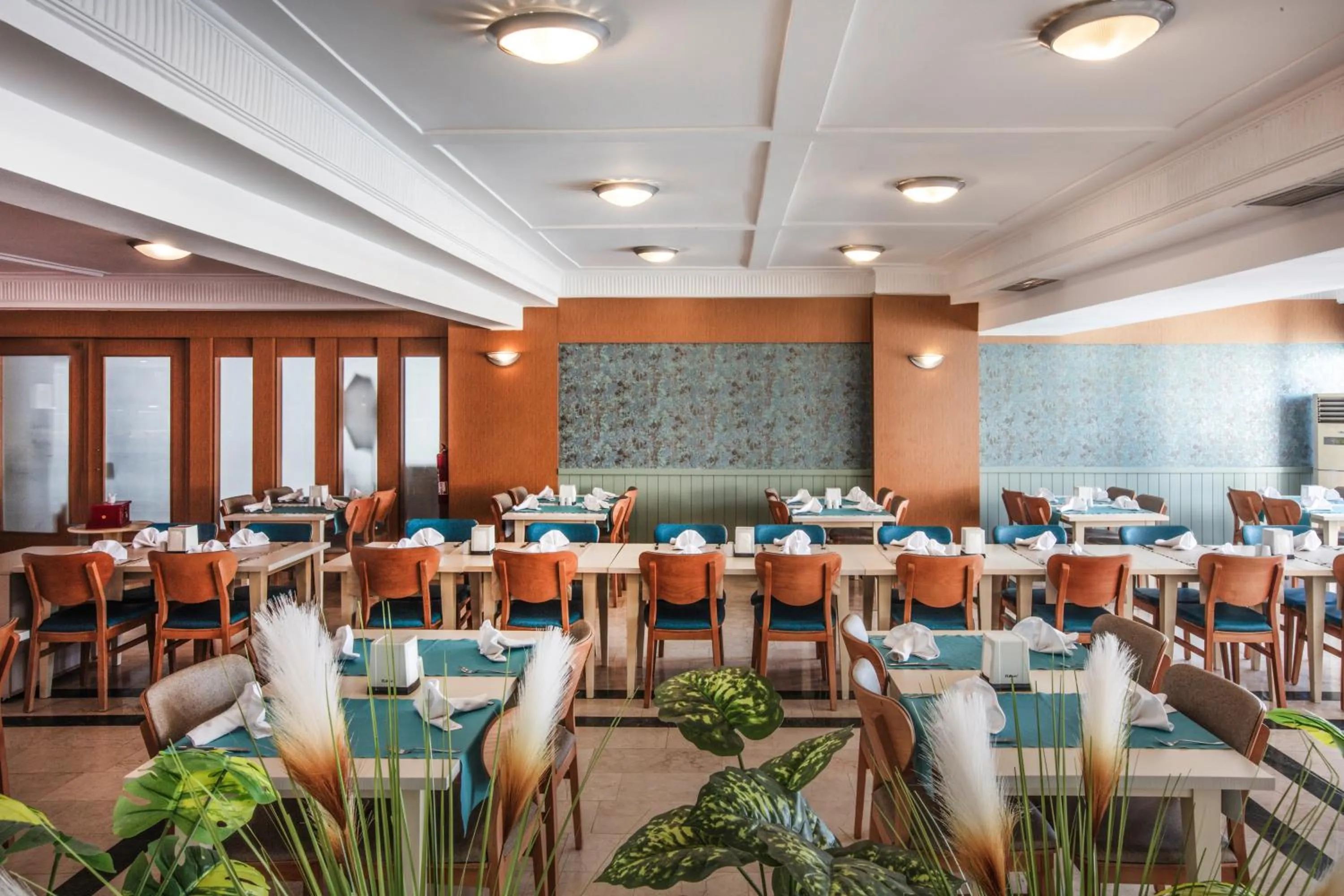 Restaurant/places to eat in Palmin Hotel