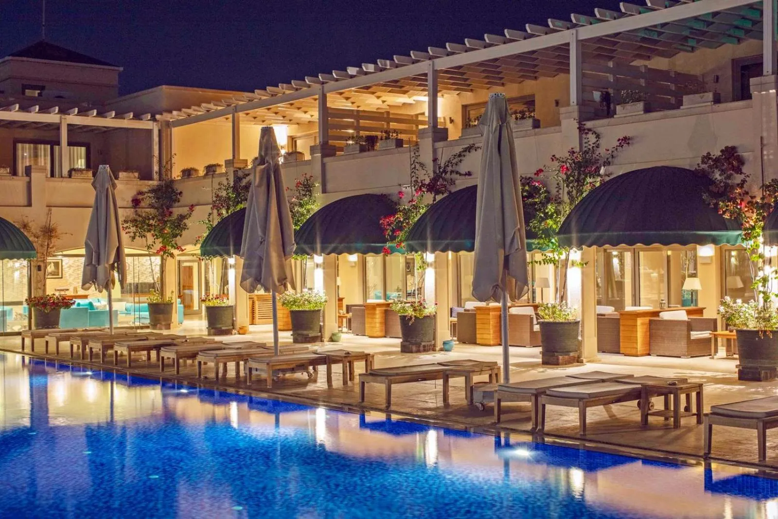 Restaurant/places to eat in Yacht Club