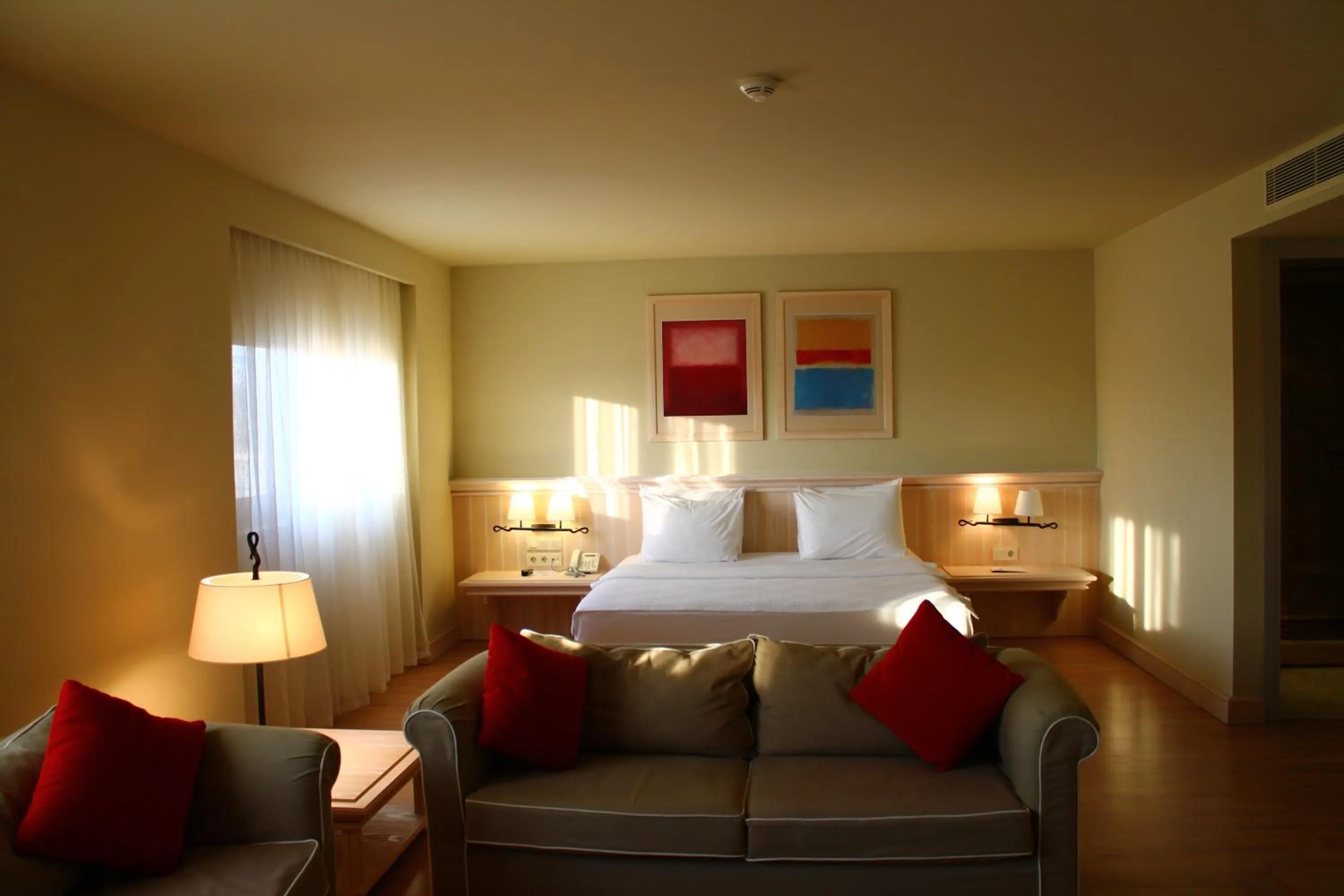 Photo of the whole room, Bed in Yacht Club