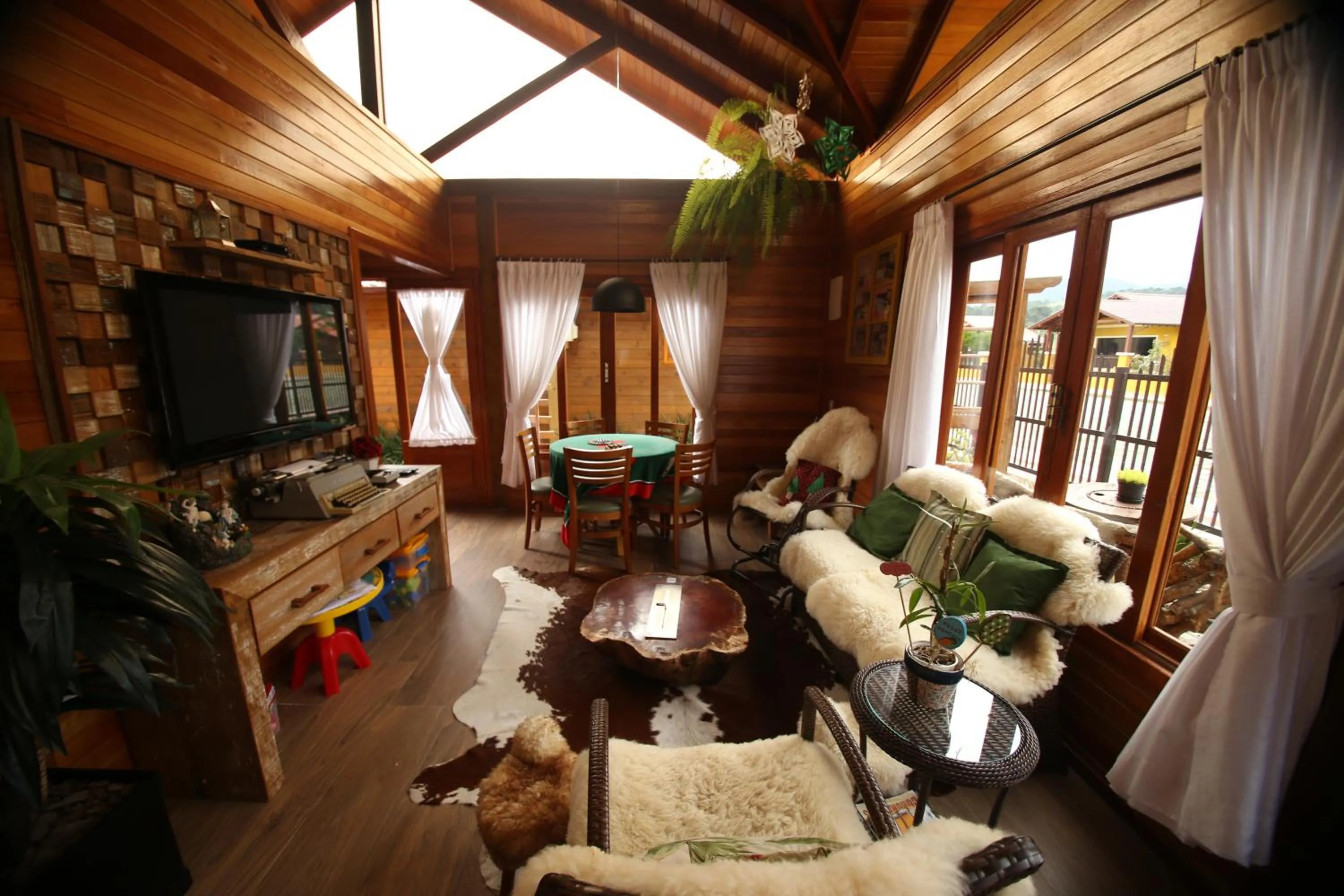 Communal lounge/ TV room in Pousada Vila dos Butias