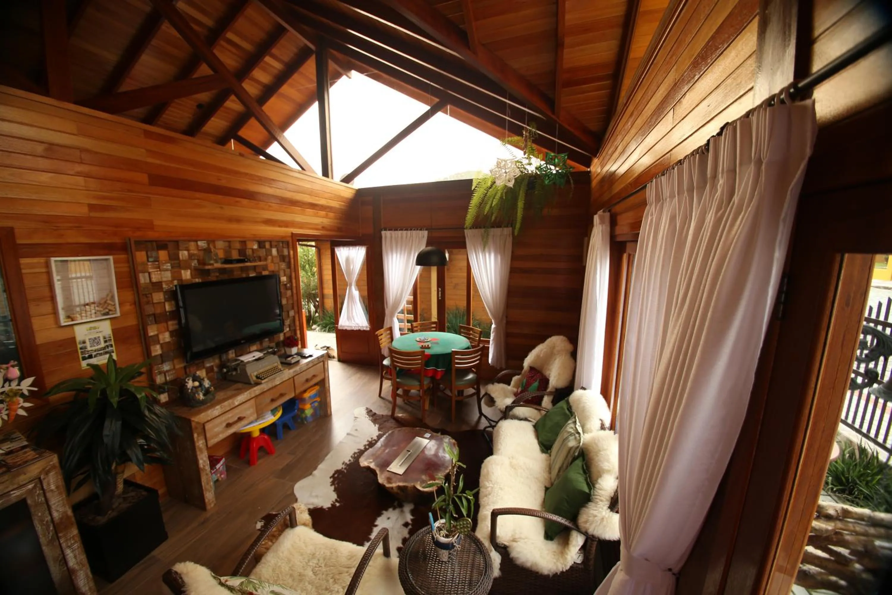 Communal lounge/ TV room in Pousada Vila dos Butias