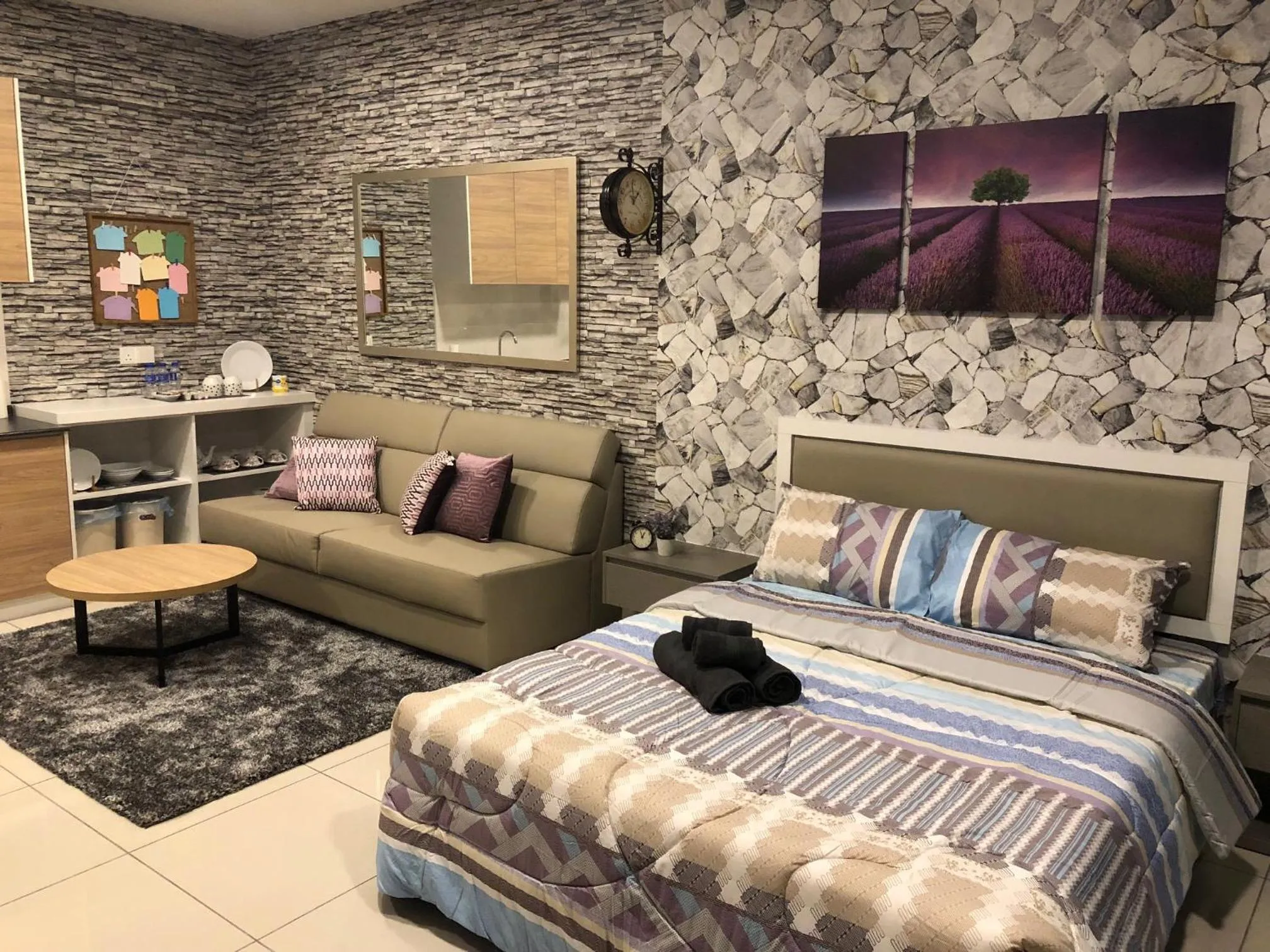 Bed in Buff Evo Soho Bangi Sentral with NETFLIX & WiFi