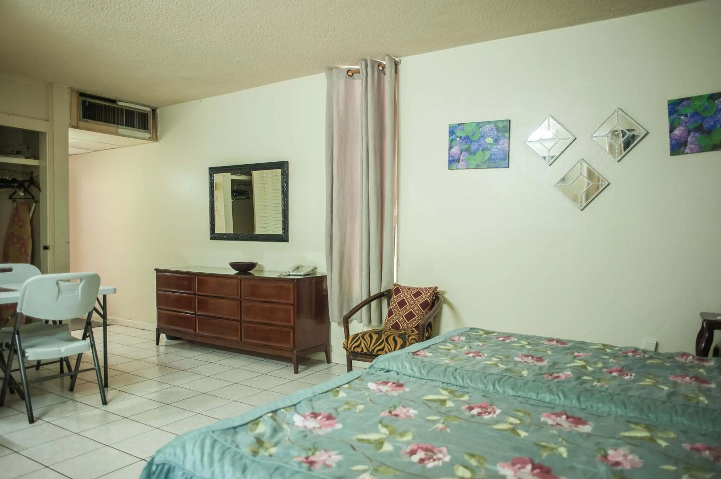 Bedroom, Bed in Montego Bay Club Beach Resort