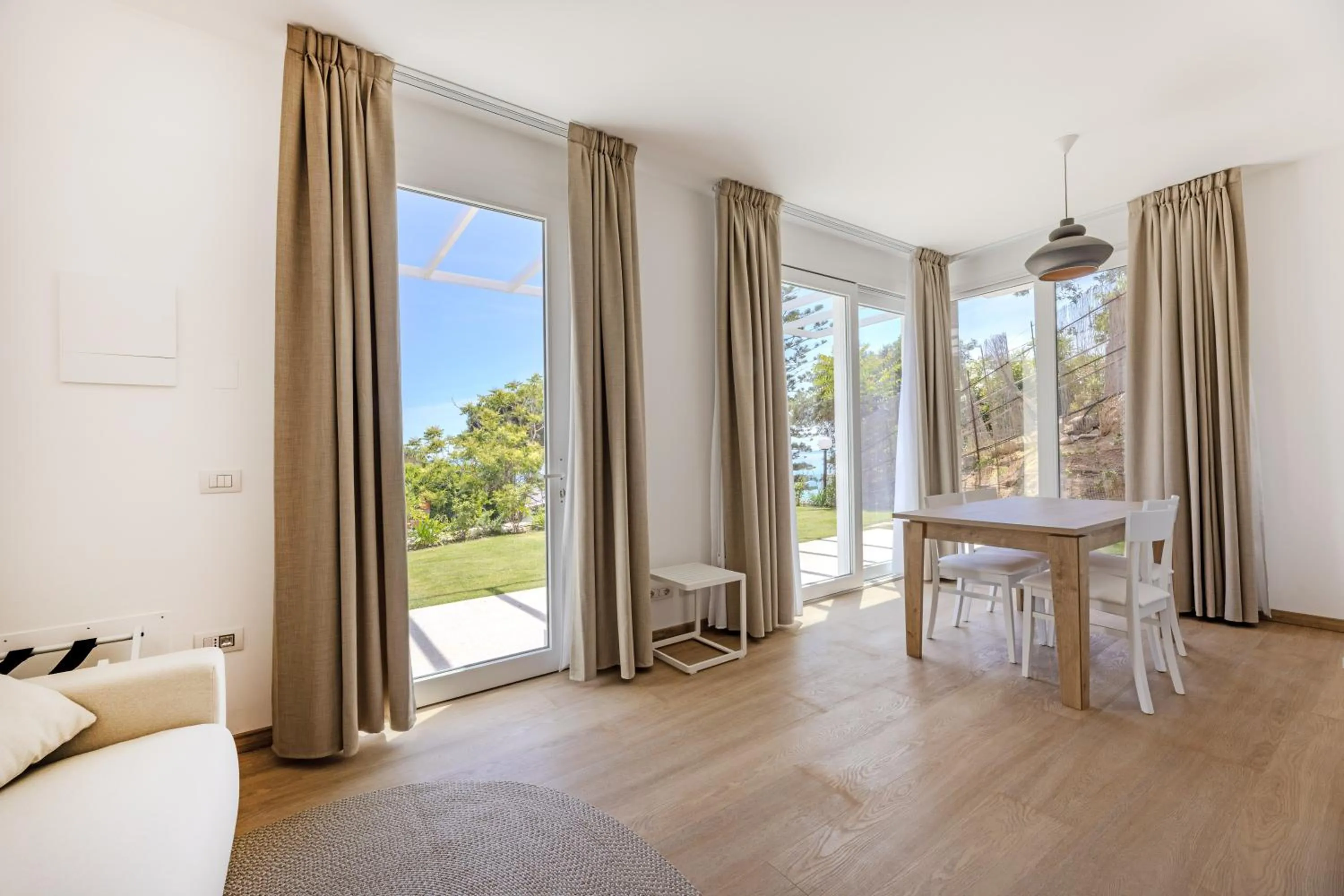 Living room, Bed in Hotel Baia Imperiale