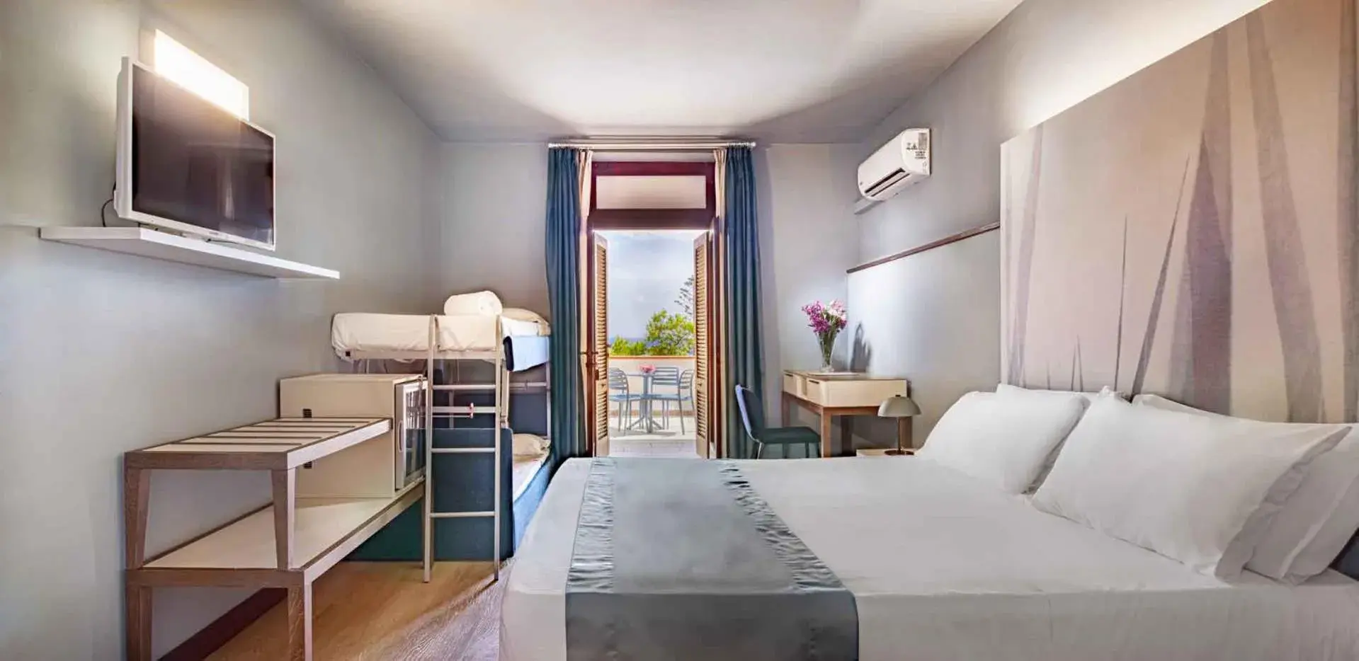 Quadruple Room with Sea View in Hotel Baia Imperiale Quadruple Room with Sea View in Hotel Baia Imperiale