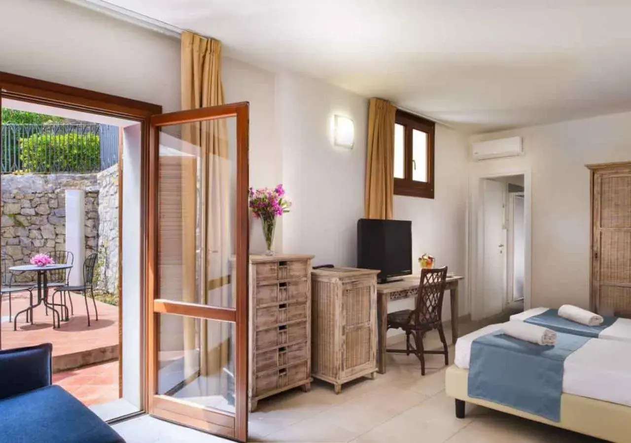 Classic Quadruple Room in Hotel Baia Imperiale Classic Quadruple Room in Hotel Baia Imperiale