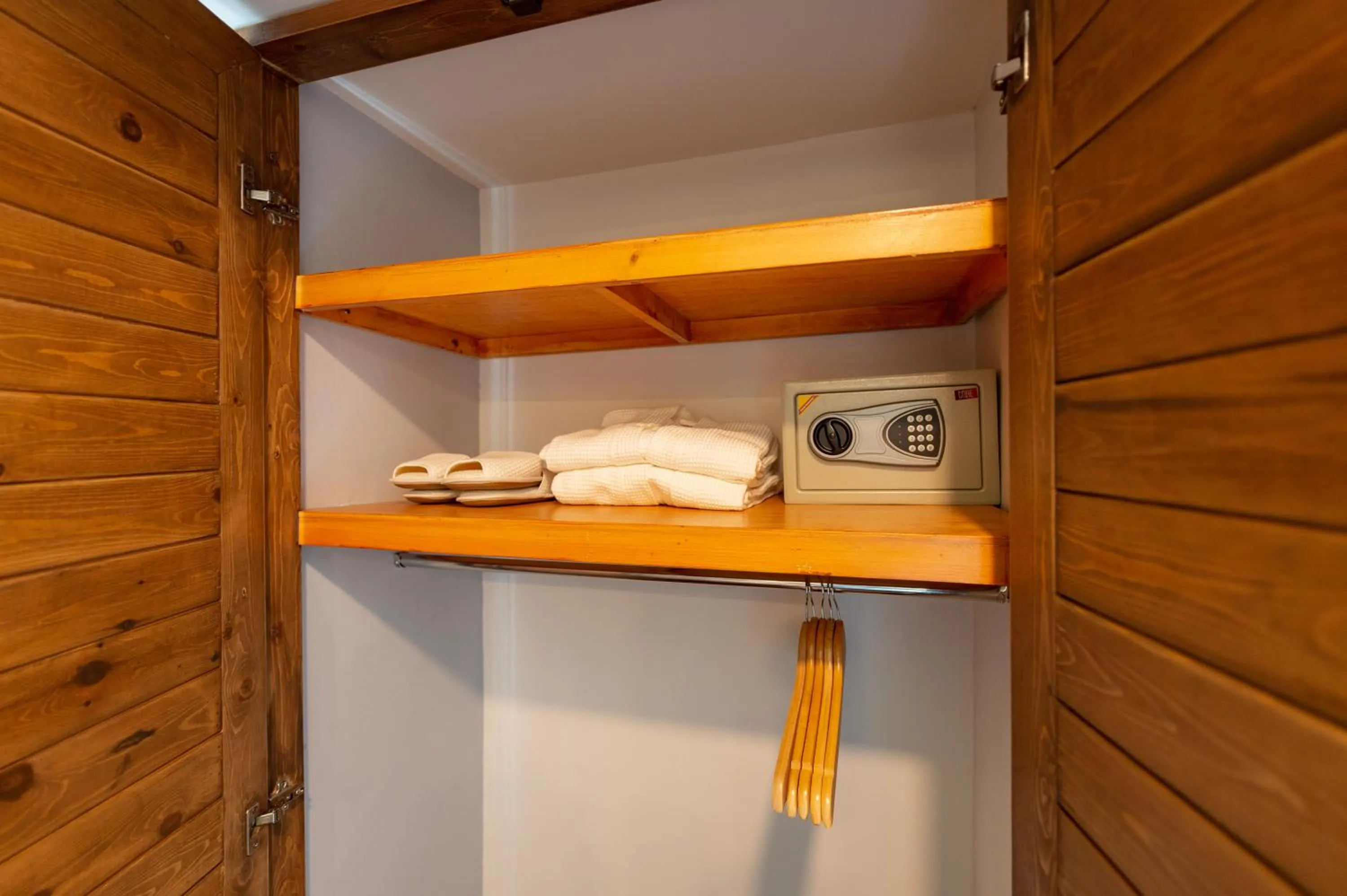 wardrobe in Maneeya Park Residence