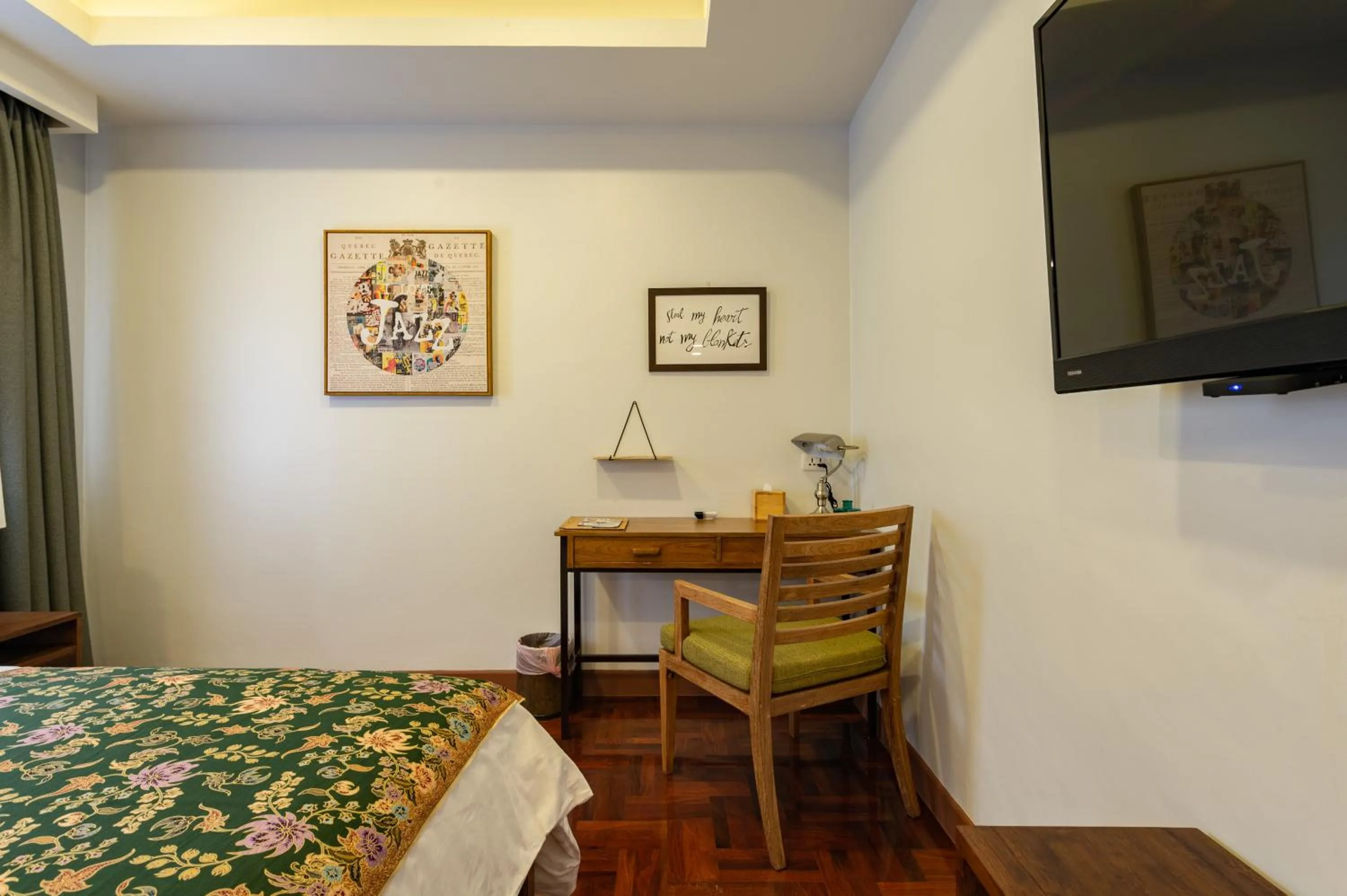 Seating area, Bed in Maneeya Park Residence