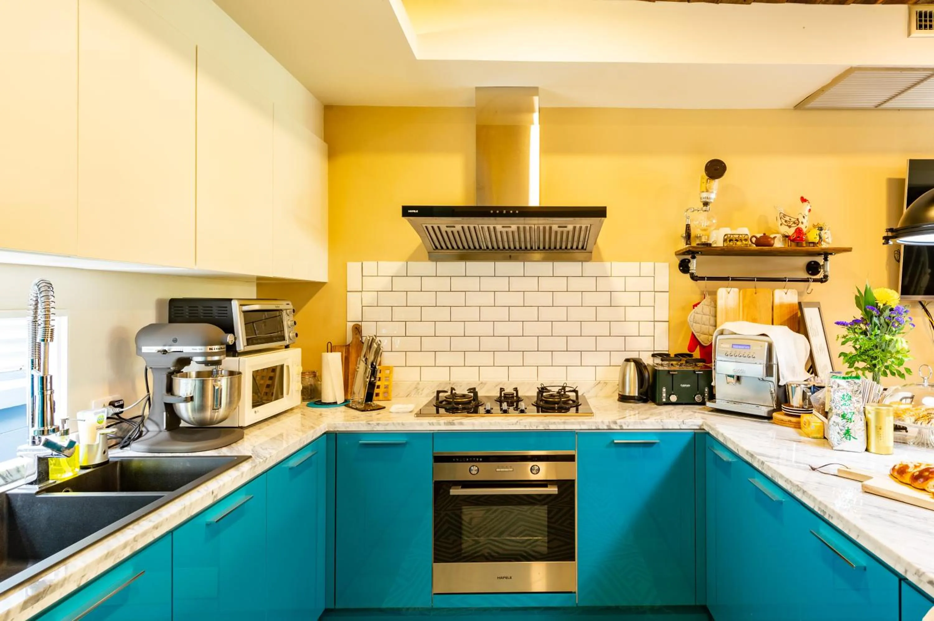 Kitchen or kitchenette in Maneeya Park Residence