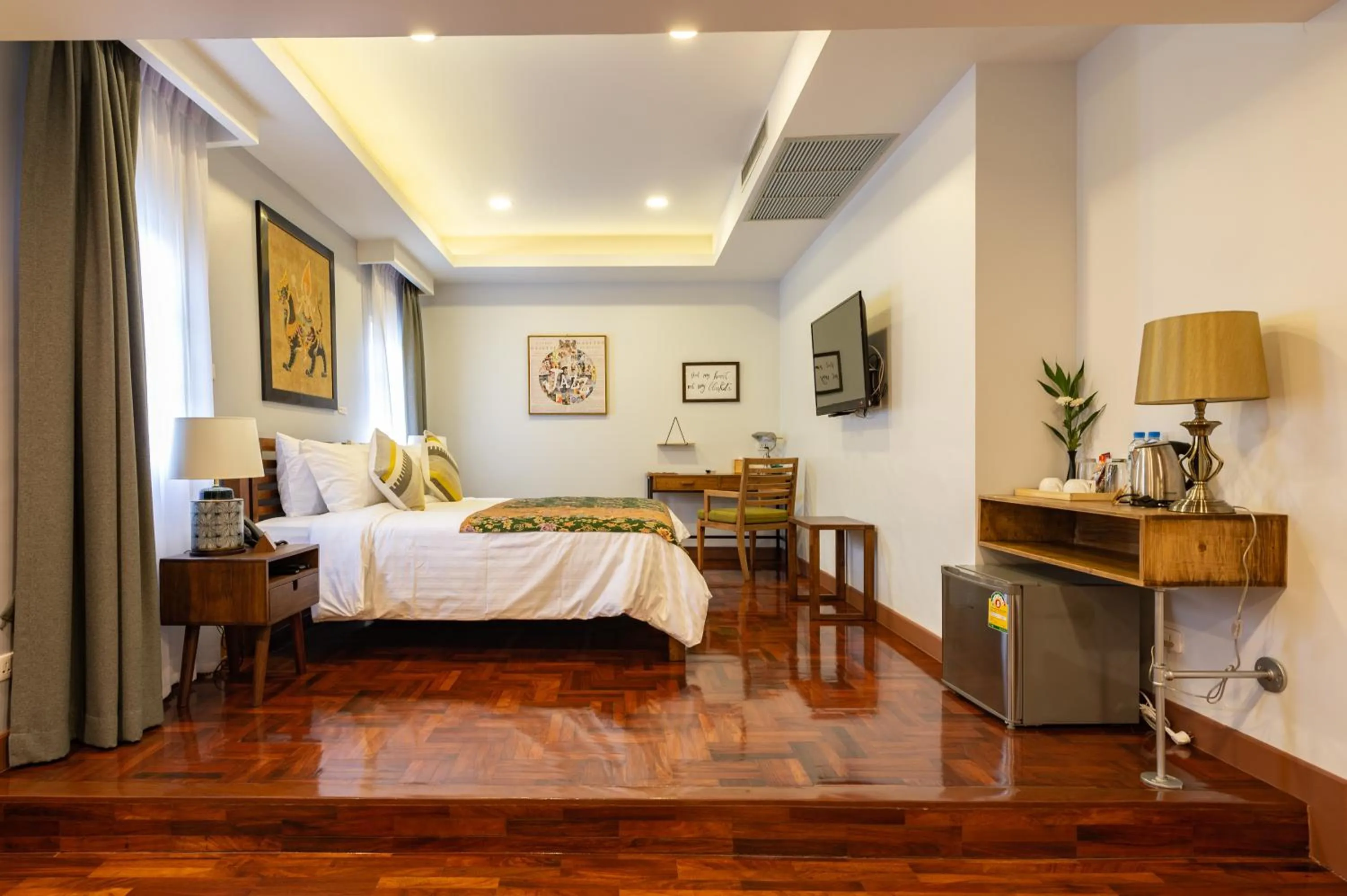 Photo of the whole room, Bed in Maneeya Park Residence