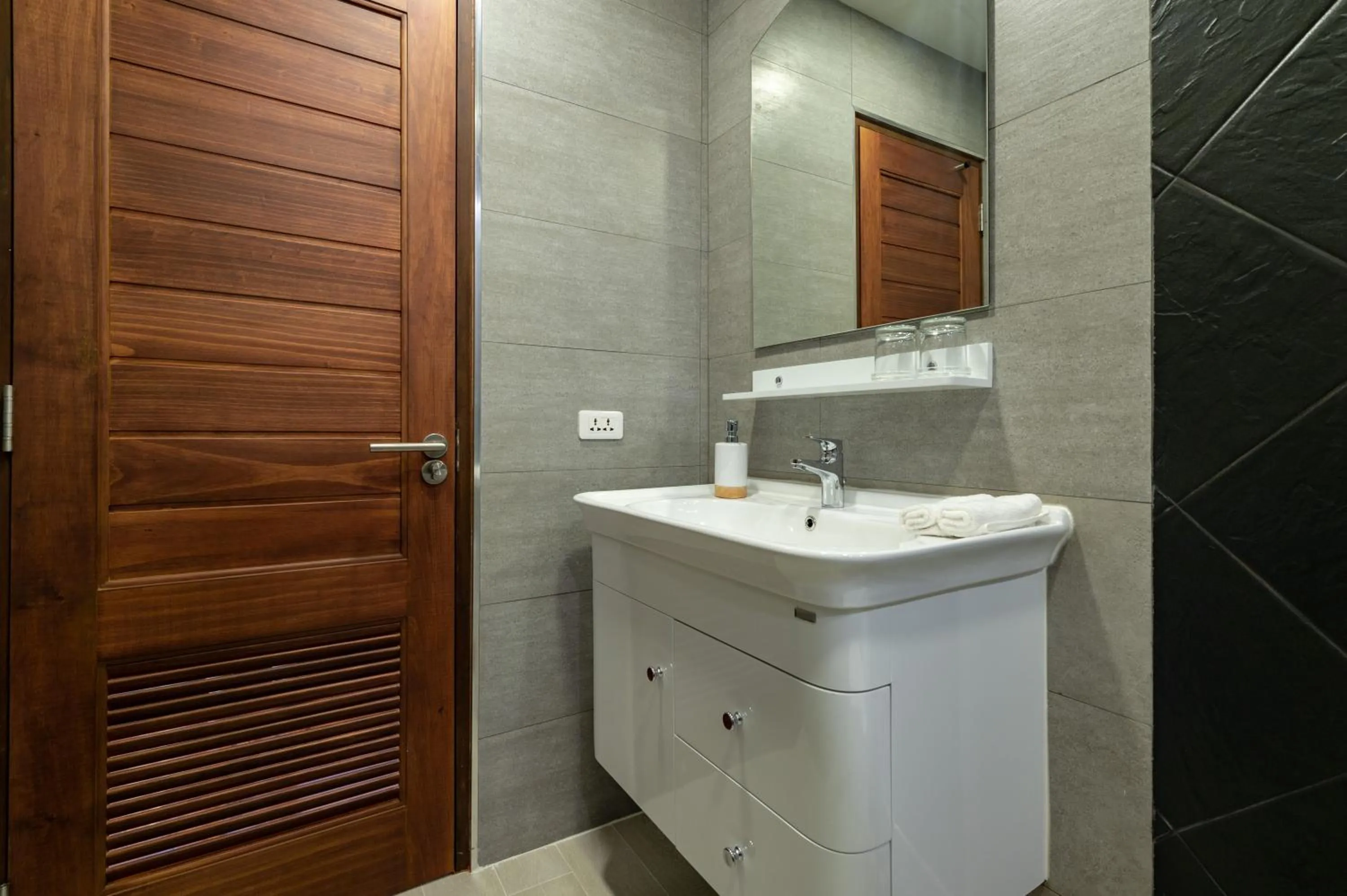 Bathroom in Maneeya Park Residence