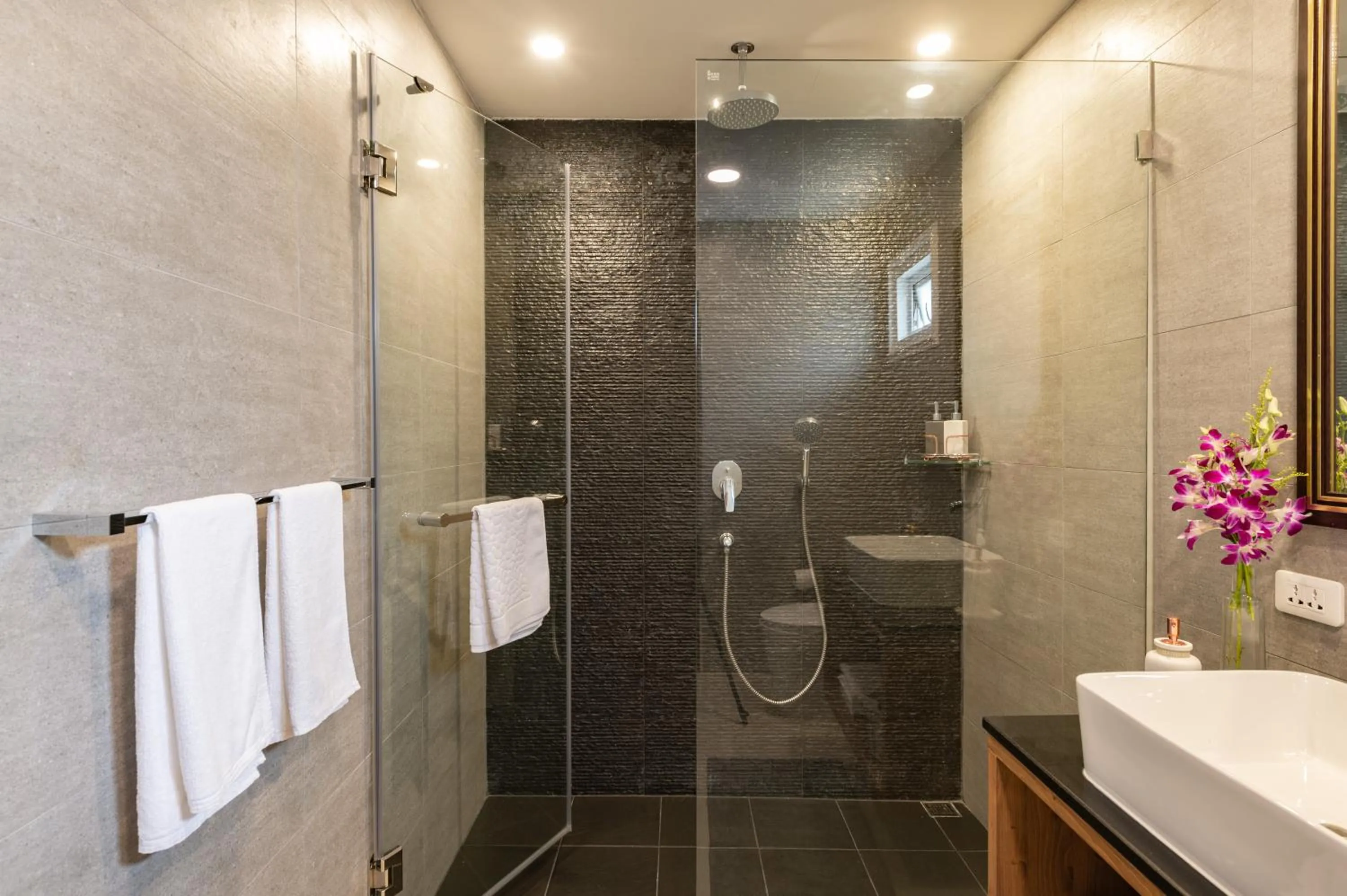 Shower in Maneeya Park Residence