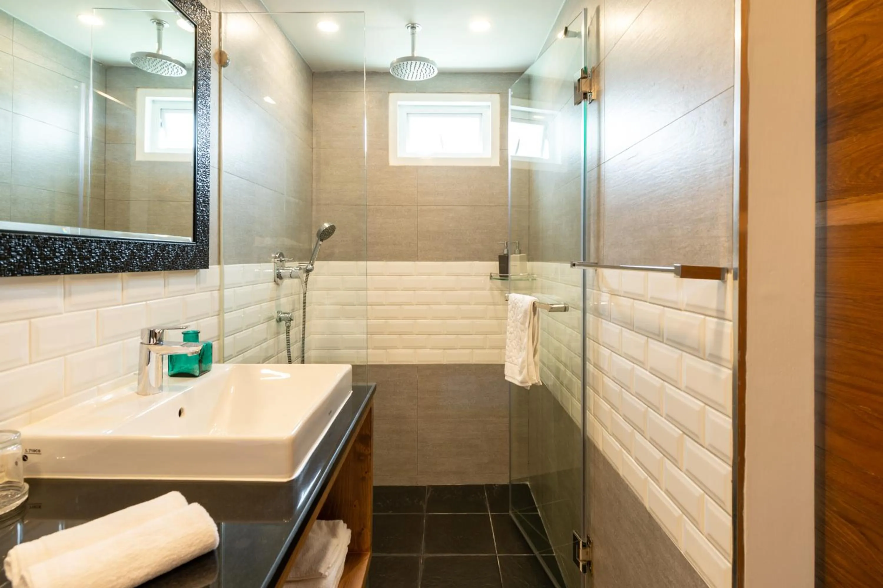 Shower in Maneeya Park Residence