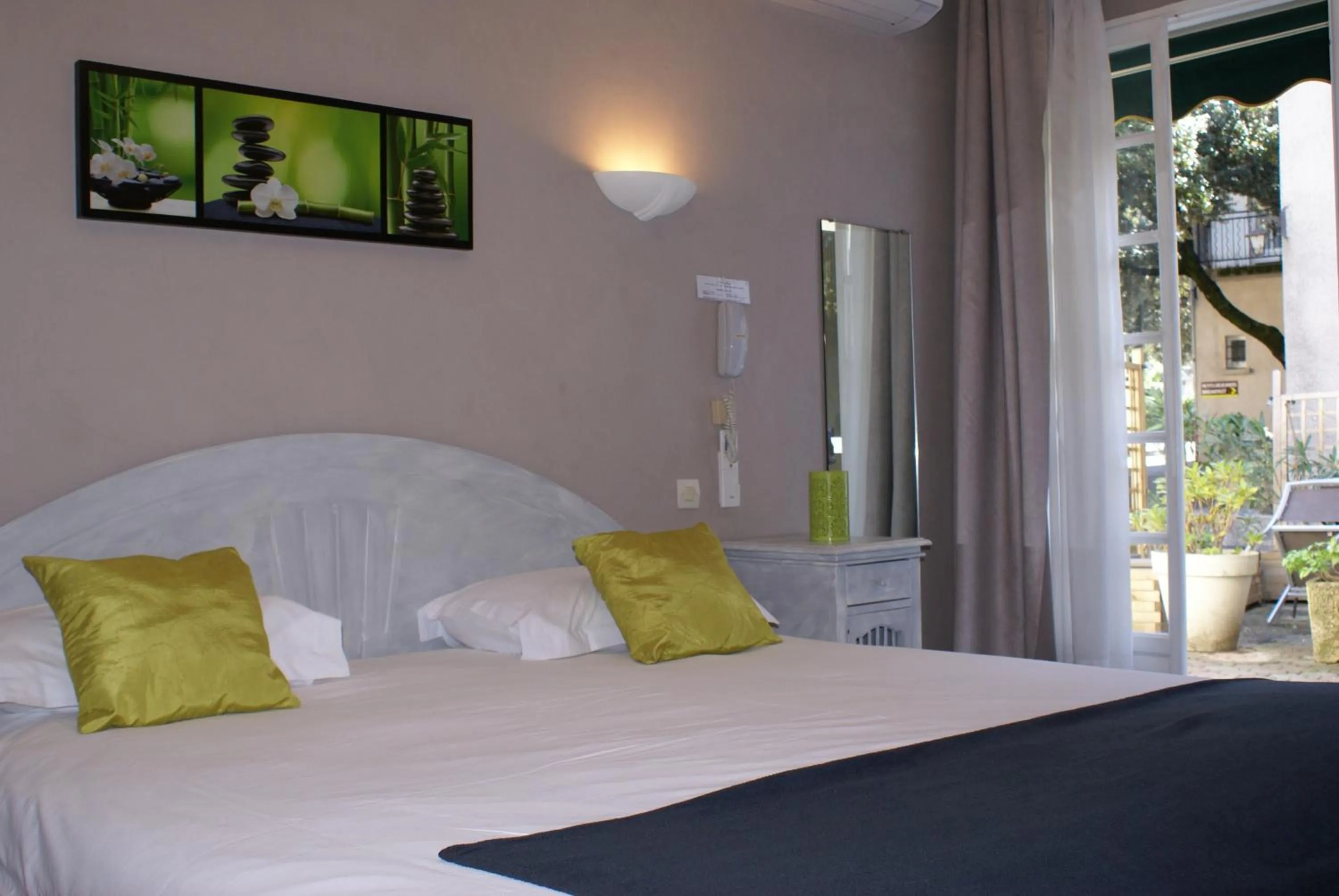 Bedroom, Bed in Le Petit Manoir Hotel Provence