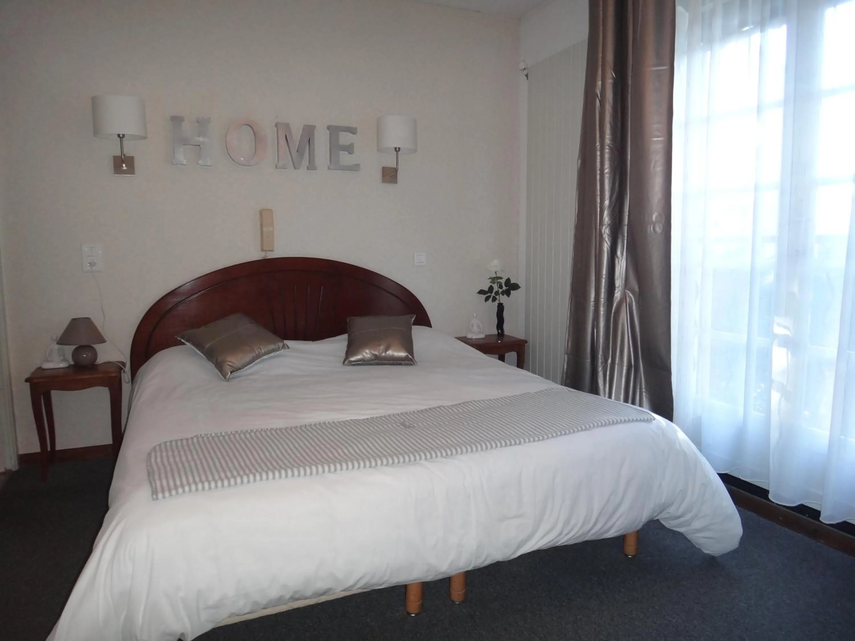 Bedroom, Bed in Le Petit Manoir Hotel Provence
