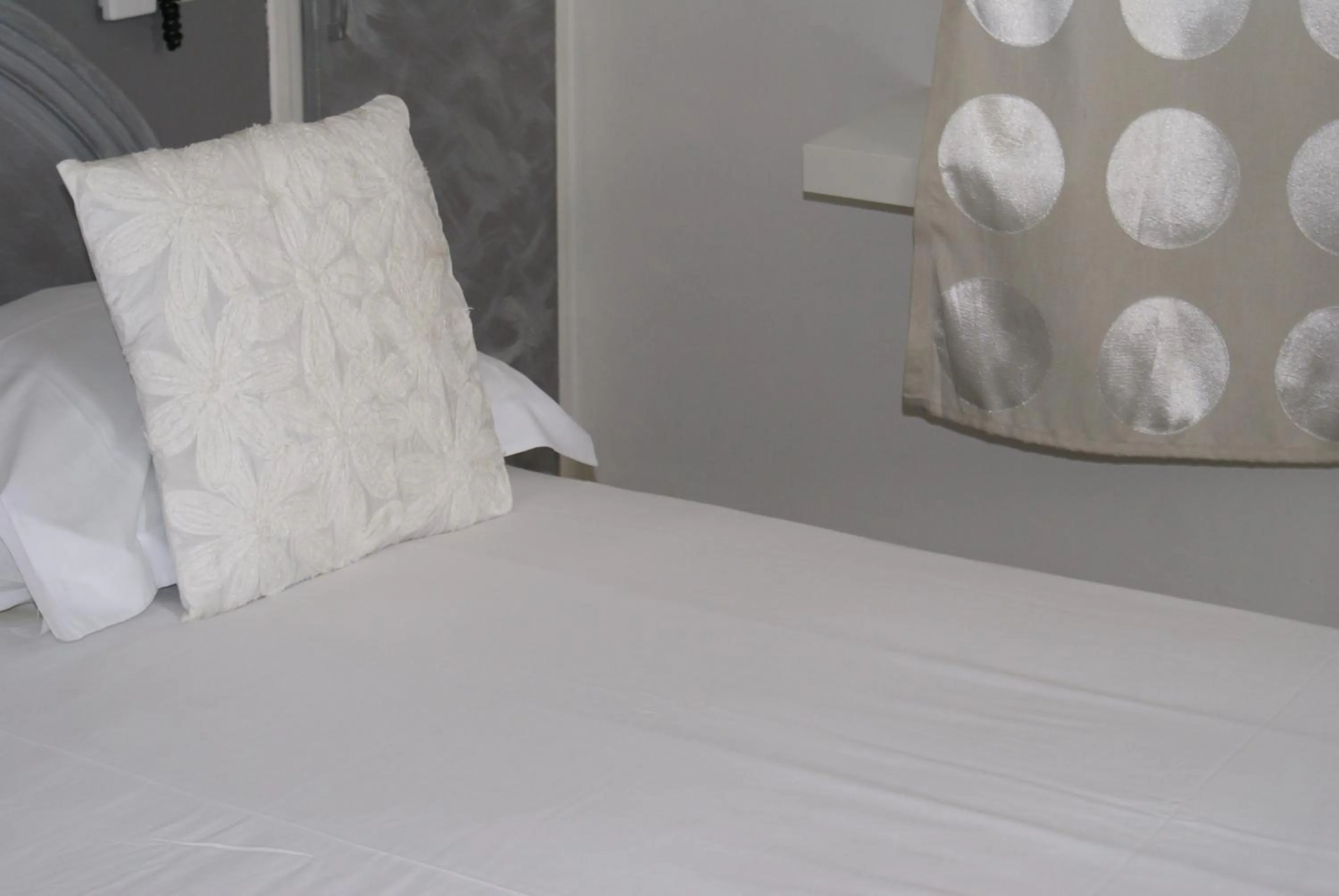 Bedroom, Bed in Le Petit Manoir Hotel Provence