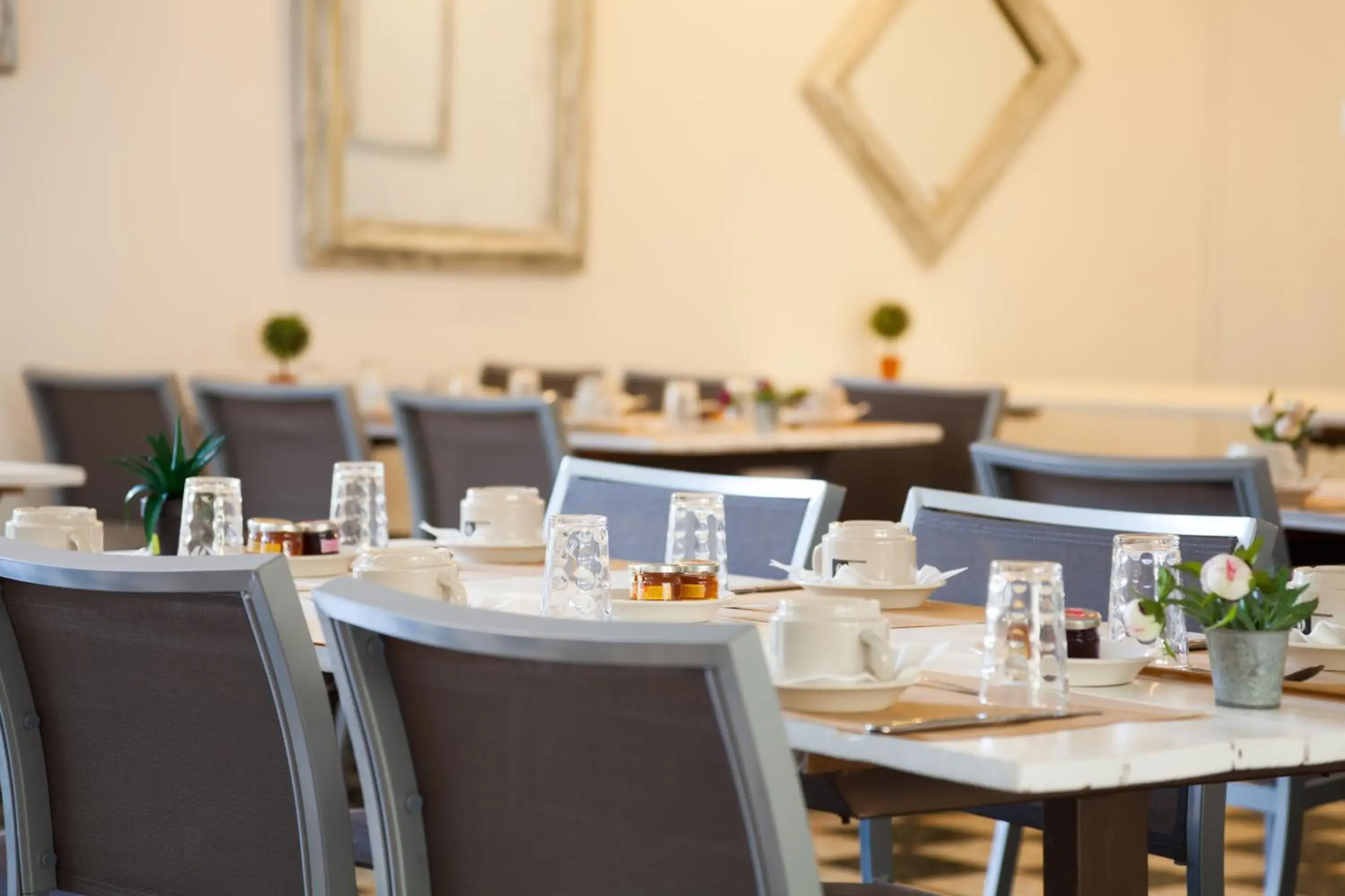 Restaurant/places to eat in Le Petit Manoir Hotel Provence Restaurant/places to eat in Le Petit Manoir Hotel Provence