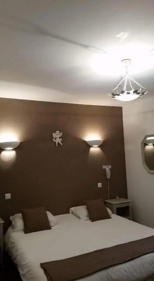 Bedroom, Bed in Le Petit Manoir Hotel Provence