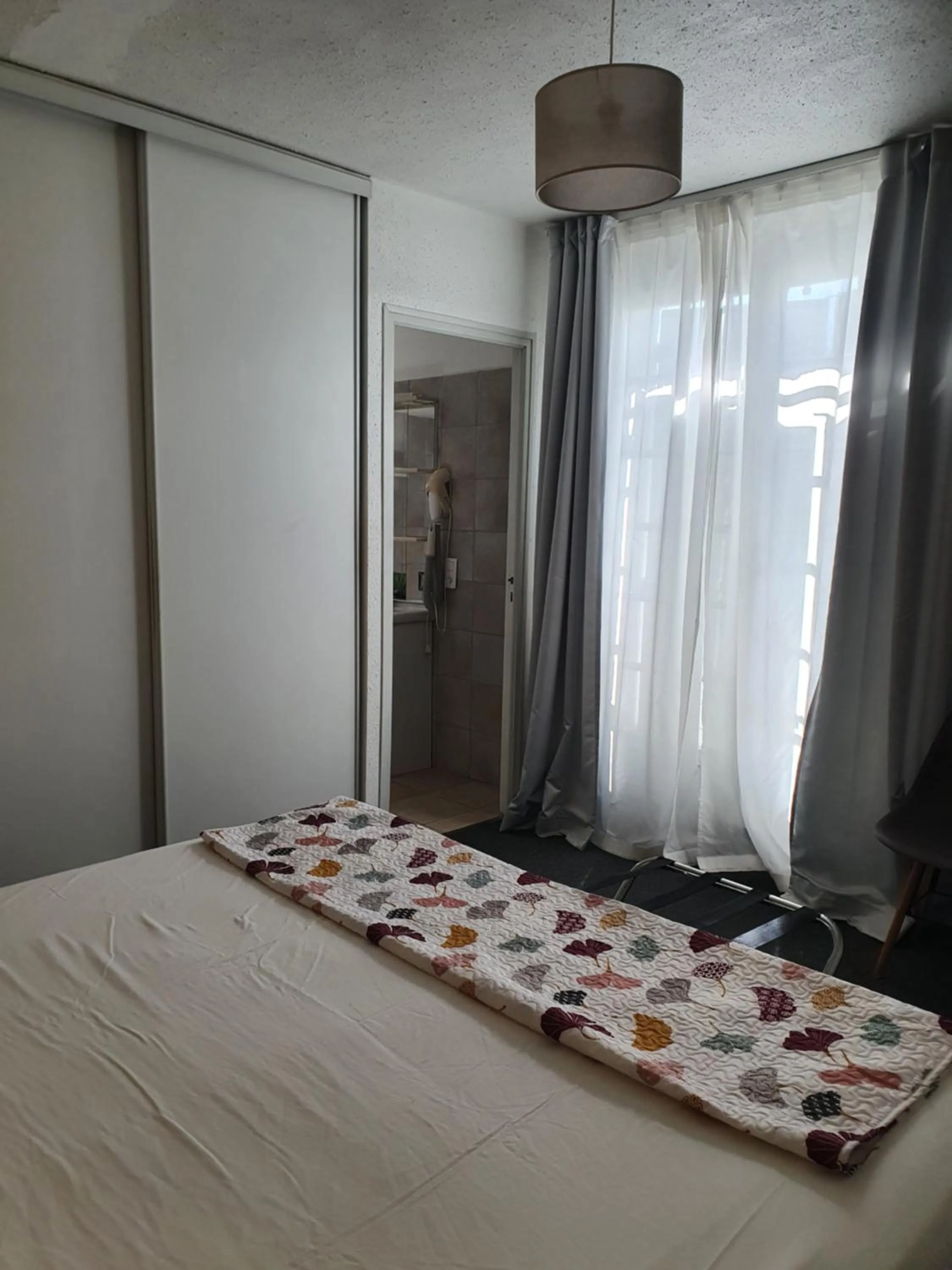 Bed in Le Petit Manoir Hotel Provence