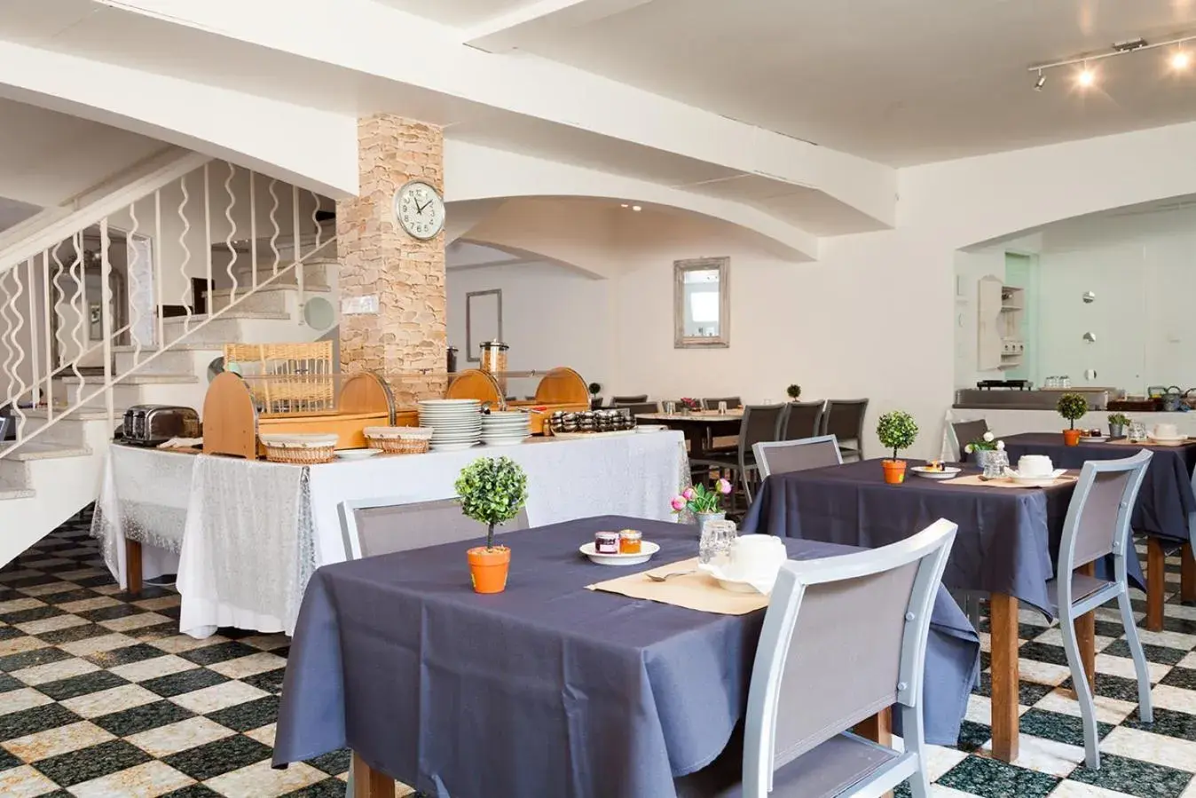 Restaurant/places to eat in Le Petit Manoir Hotel Provence Restaurant/places to eat in Le Petit Manoir Hotel Provence