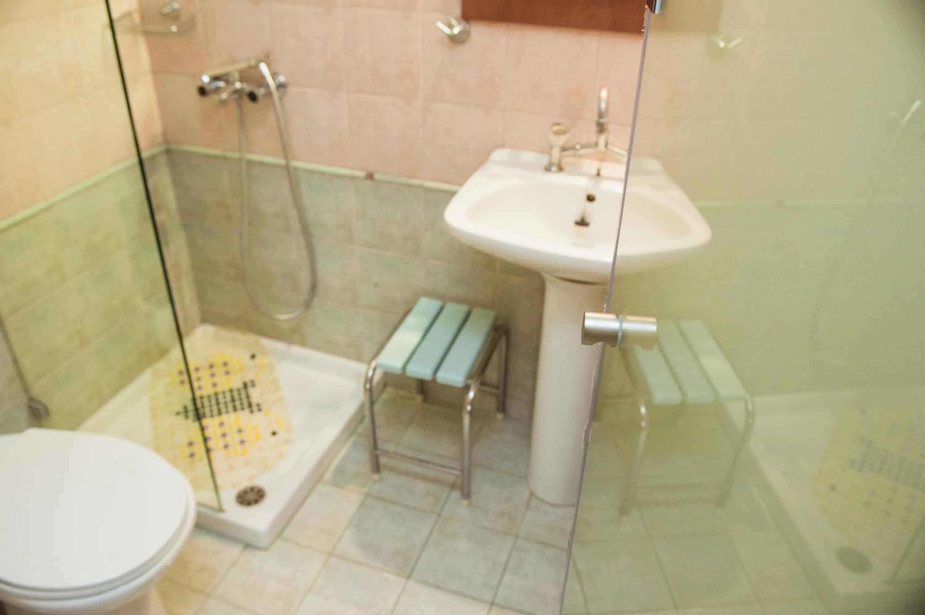 Shower in La Luna